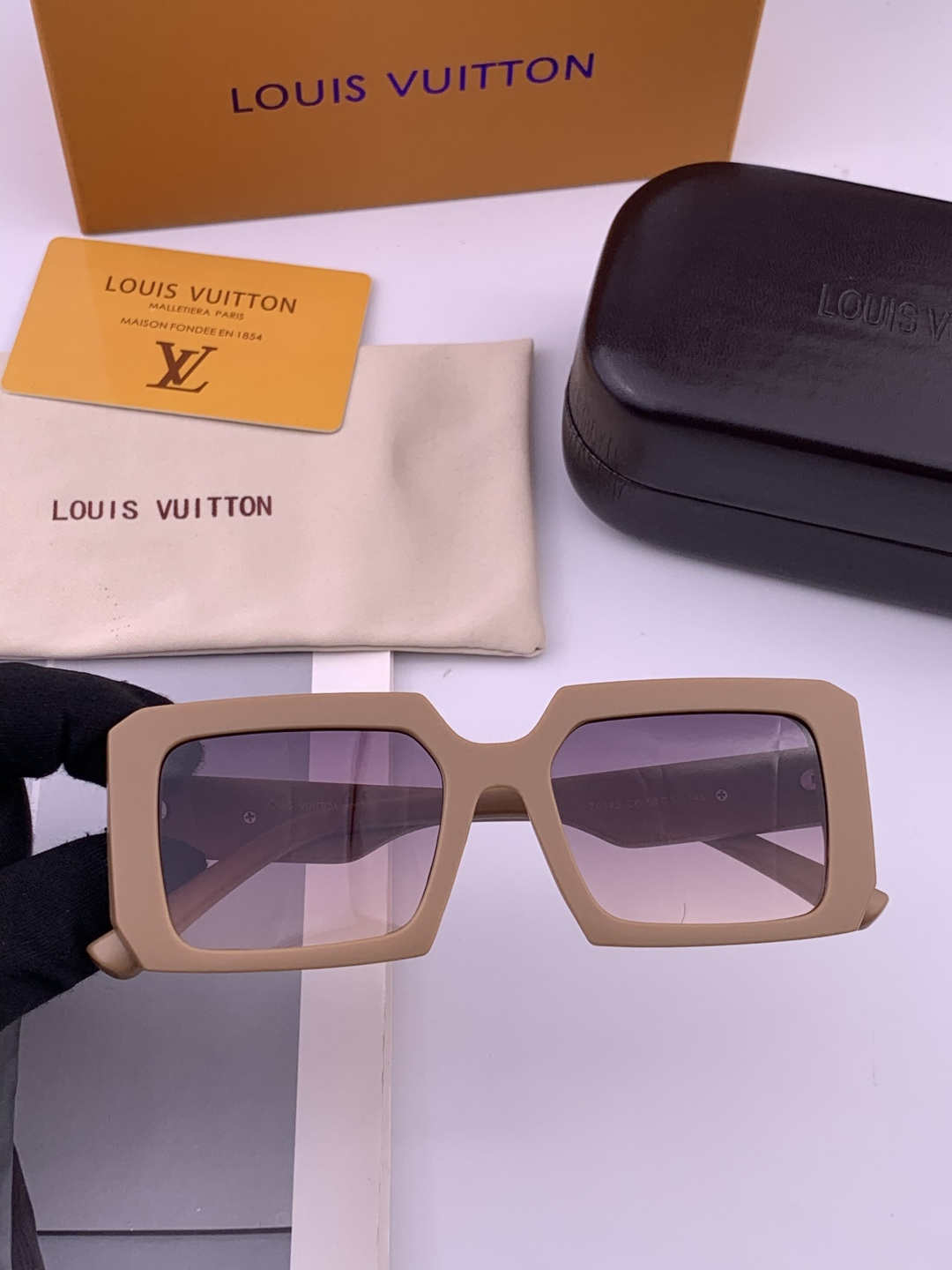 🔺LV🔻早春新款，众多明星同款[色]LV‼️‼️新款大框墨镜 ，🌈🌈宝丽来超清太阳镜🔝🔝型号：L3700