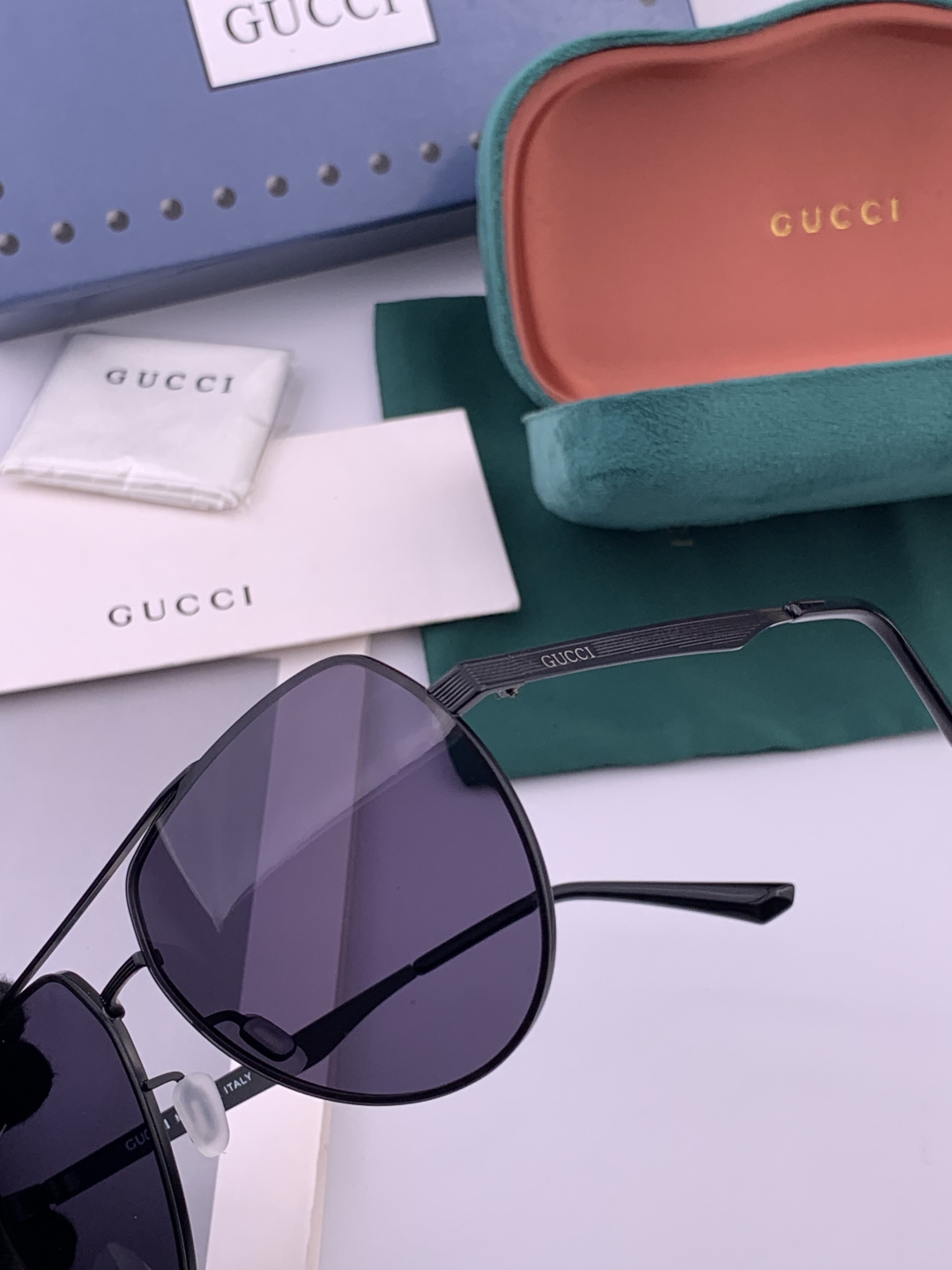 Gucci 男款炫彩飞行员偏光太阳镜 ❤️材质：高清尼龙加厚卡槽高清偏光镜片 🌹无边框镜架💕颜👍型号：G