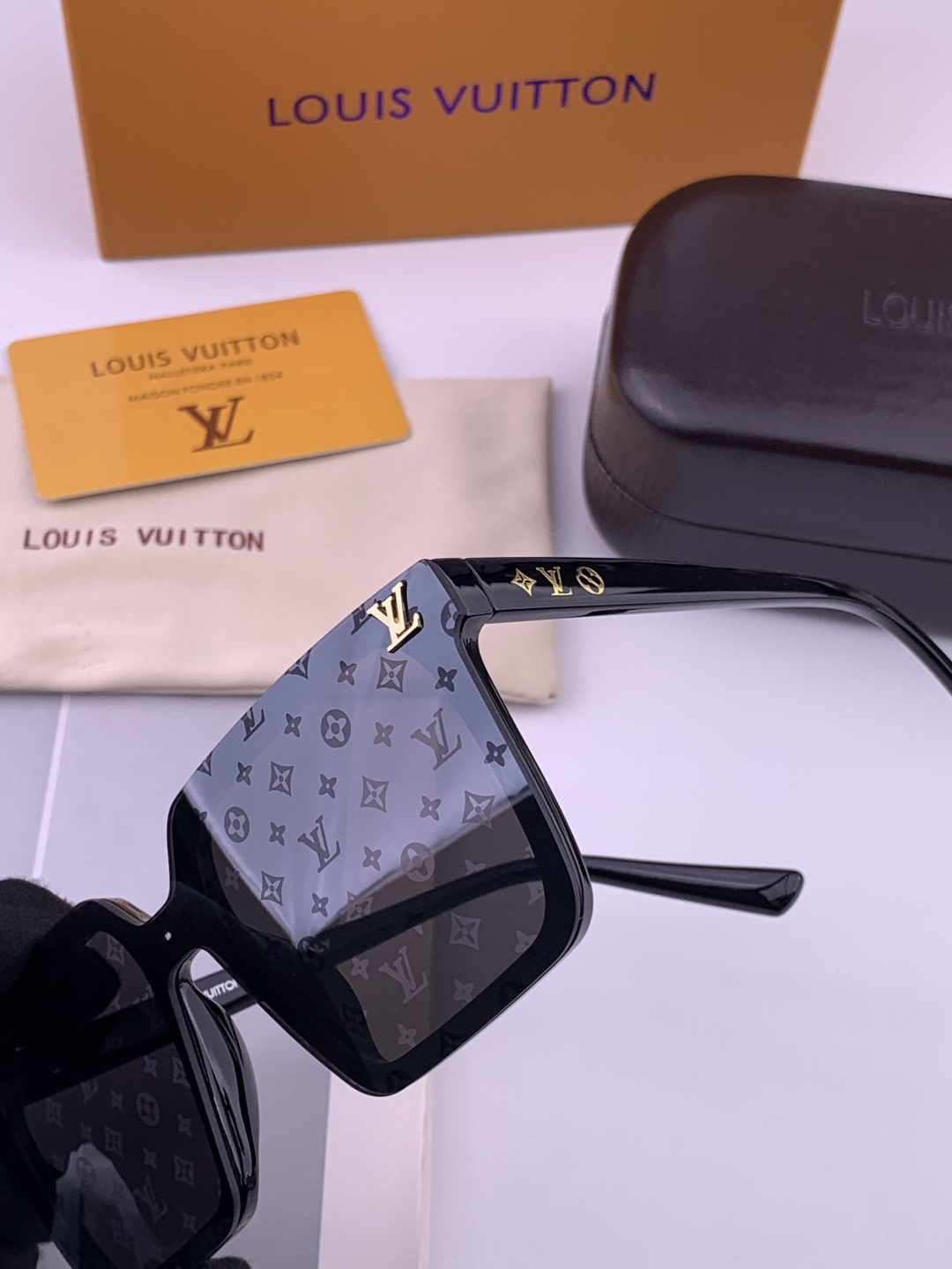 🔺LV🔻早春新款，众多明星同款[色]LV‼️‼️新款大框墨镜 ，🌈🌈宝丽来超清太阳镜🔝🔝型号：L6006