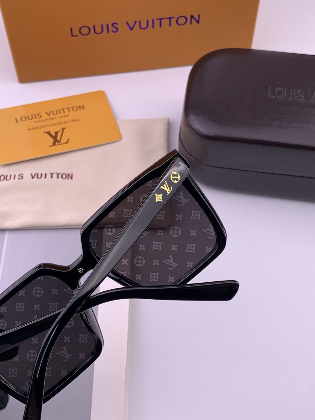 🔺LV🔻早春新款，众多明星同款[色]LV‼️‼️新款大框墨镜 ，🌈🌈宝丽来超清太阳镜🔝🔝型号：L6006