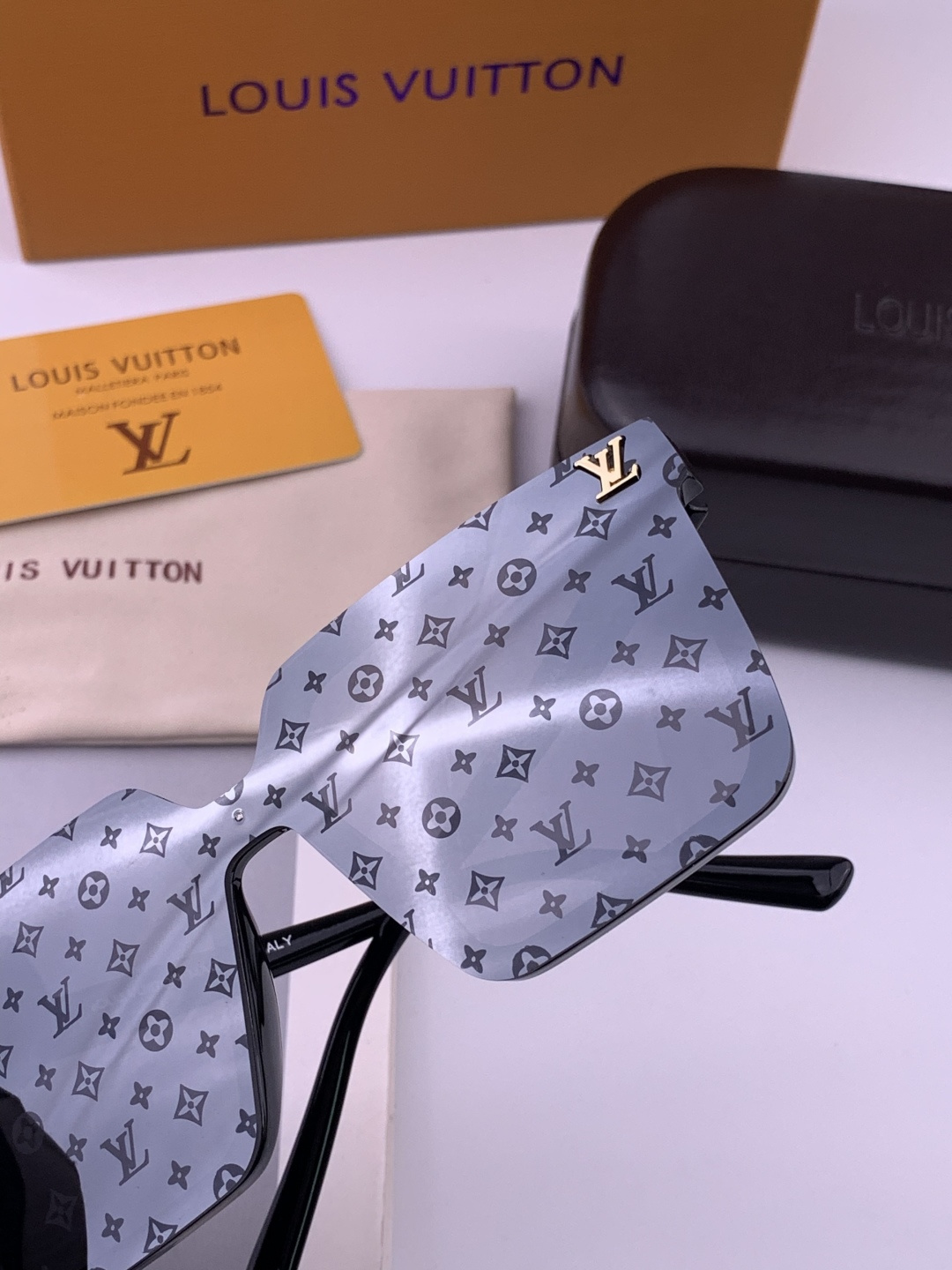 🔺LV🔻早春新款，众多明星同款[色]LV‼️‼️新款大框墨镜 ，🌈🌈宝丽来超清太阳镜🔝🔝型号：L6006