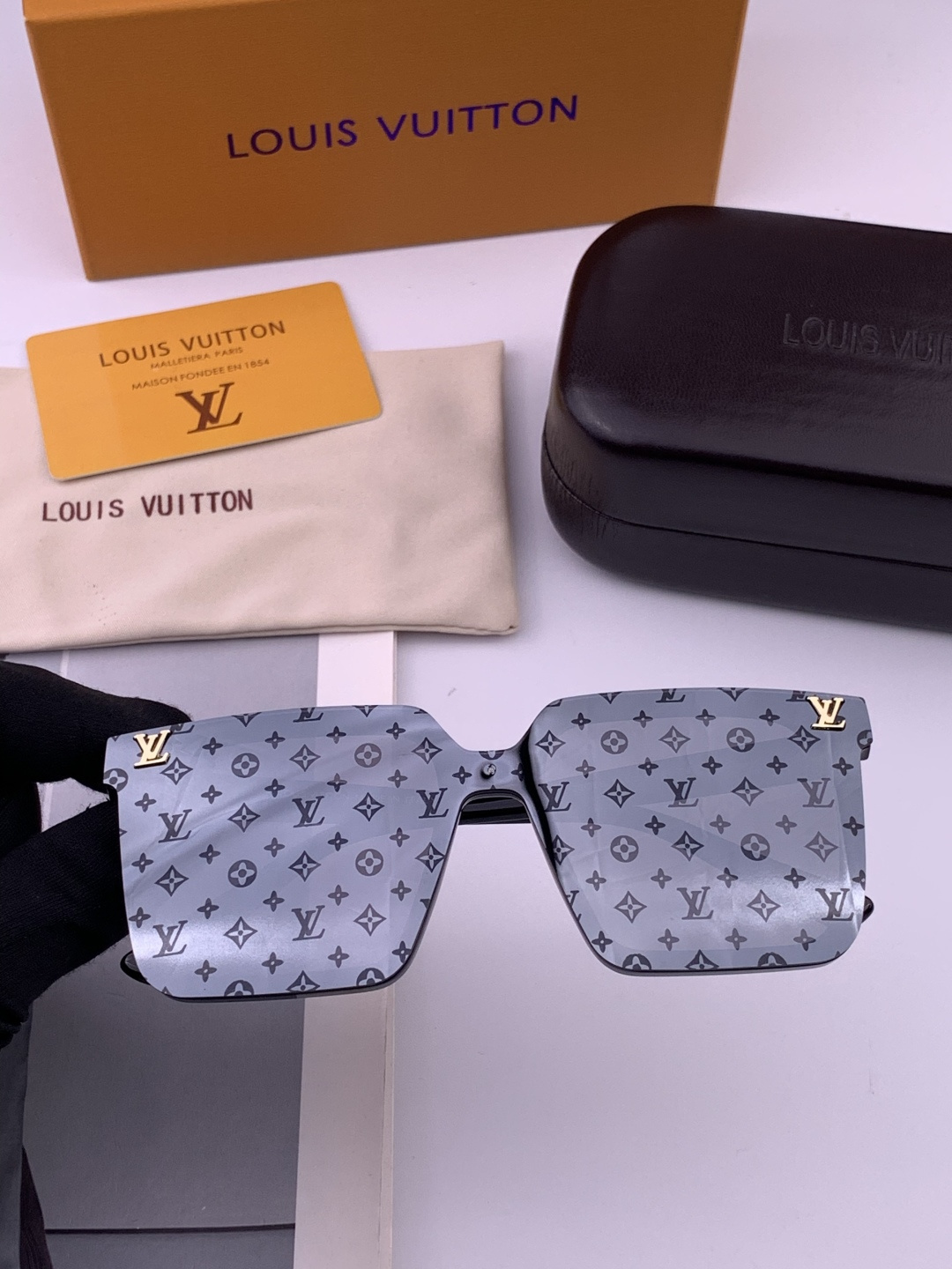 🔺LV🔻早春新款，众多明星同款[色]LV‼️‼️新款大框墨镜 ，🌈🌈宝丽来超清太阳镜🔝🔝型号：L6006
