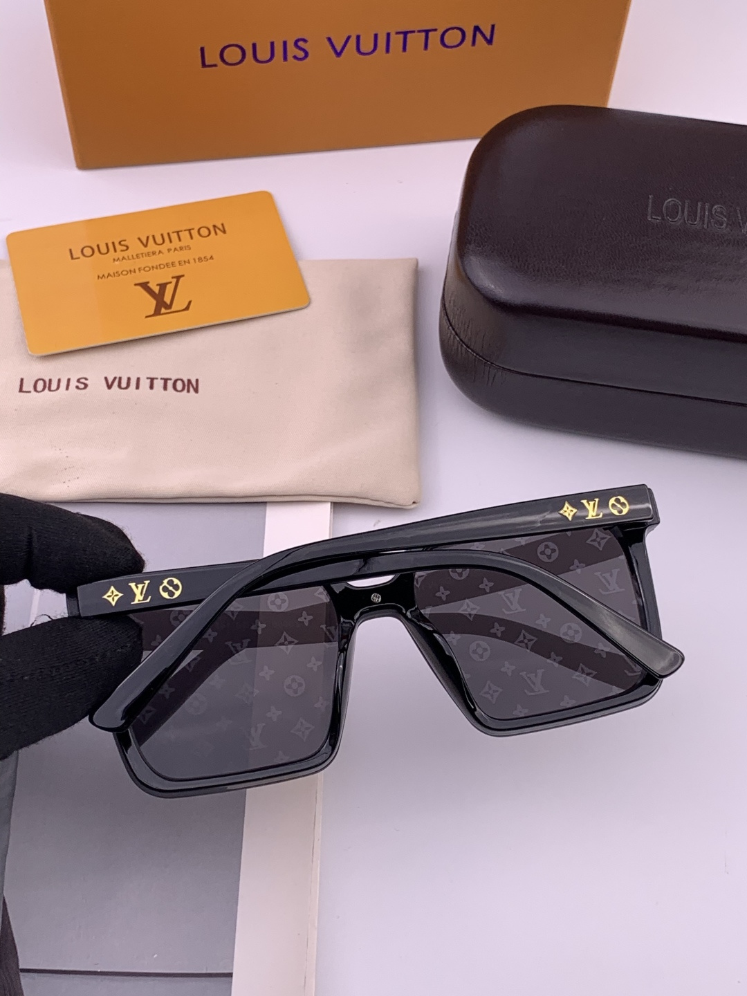 🔺LV🔻早春新款，众多明星同款[色]LV‼️‼️新款大框墨镜 ，🌈🌈宝丽来超清太阳镜🔝🔝型号：L6006