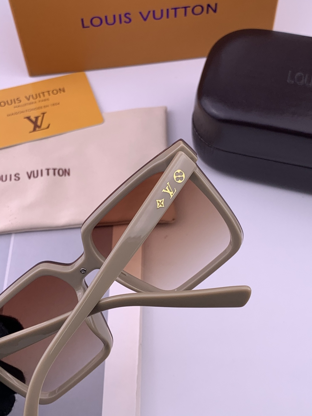 🔺LV🔻早春新款，众多明星同款[色]LV‼️‼️新款大框墨镜 ，🌈🌈宝丽来超清太阳镜🔝🔝型号：L6006