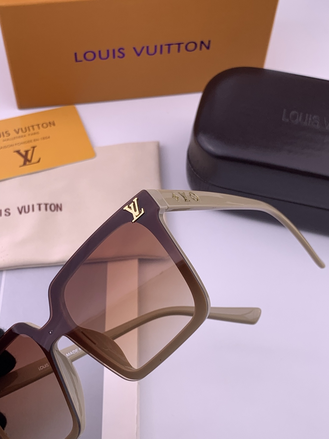 🔺LV🔻早春新款，众多明星同款[色]LV‼️‼️新款大框墨镜 ，🌈🌈宝丽来超清太阳镜🔝🔝型号：L6006