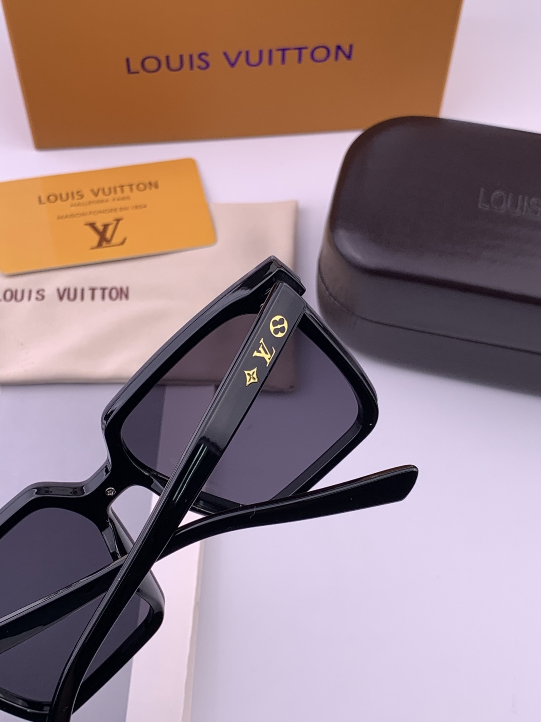 🔺LV🔻早春新款，众多明星同款[色]LV‼️‼️新款大框墨镜 ，🌈🌈宝丽来超清太阳镜🔝🔝型号：L6006