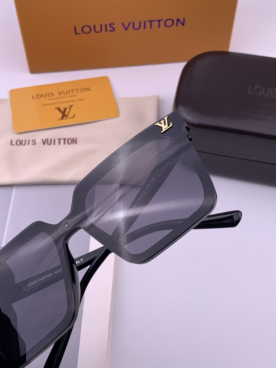 🔺LV🔻早春新款，众多明星同款[色]LV‼️‼️新款大框墨镜 ，🌈🌈宝丽来超清太阳镜🔝🔝型号：L6006