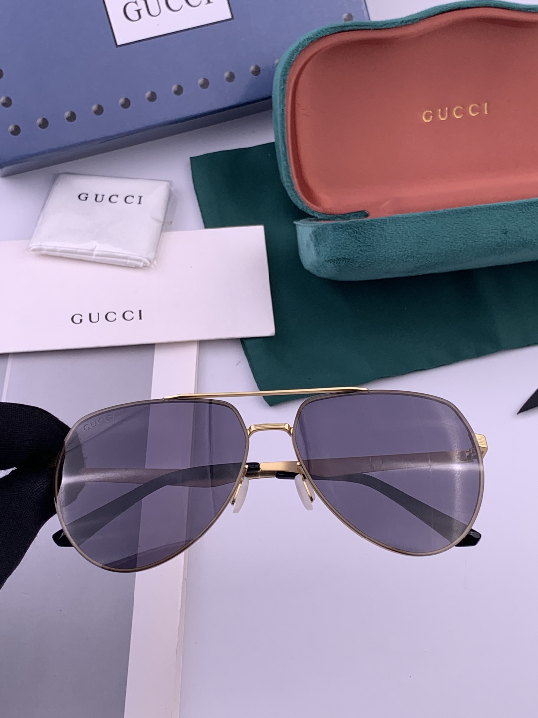 Gucci 男款炫彩飞行员偏光太阳镜 ❤️材质：高清尼龙加厚卡槽高清偏光镜片 🌹无边框镜架💕颜👍型号：G