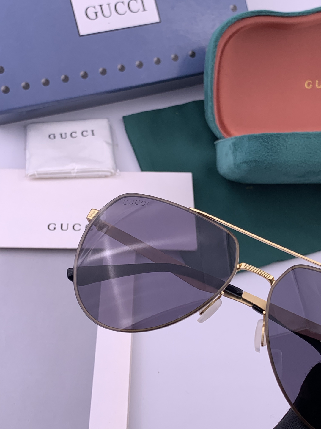 Gucci 男款炫彩飞行员偏光太阳镜 ❤️材质：高清尼龙加厚卡槽高清偏光镜片 🌹无边框镜架💕颜👍型号：G