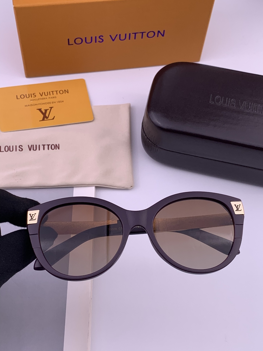 🔺LV🔻早春新款，众多明星同款[色]LV‼️‼️新款大框墨镜 ，🌈🌈宝丽来超清太阳镜🔝🔝型号：L8700