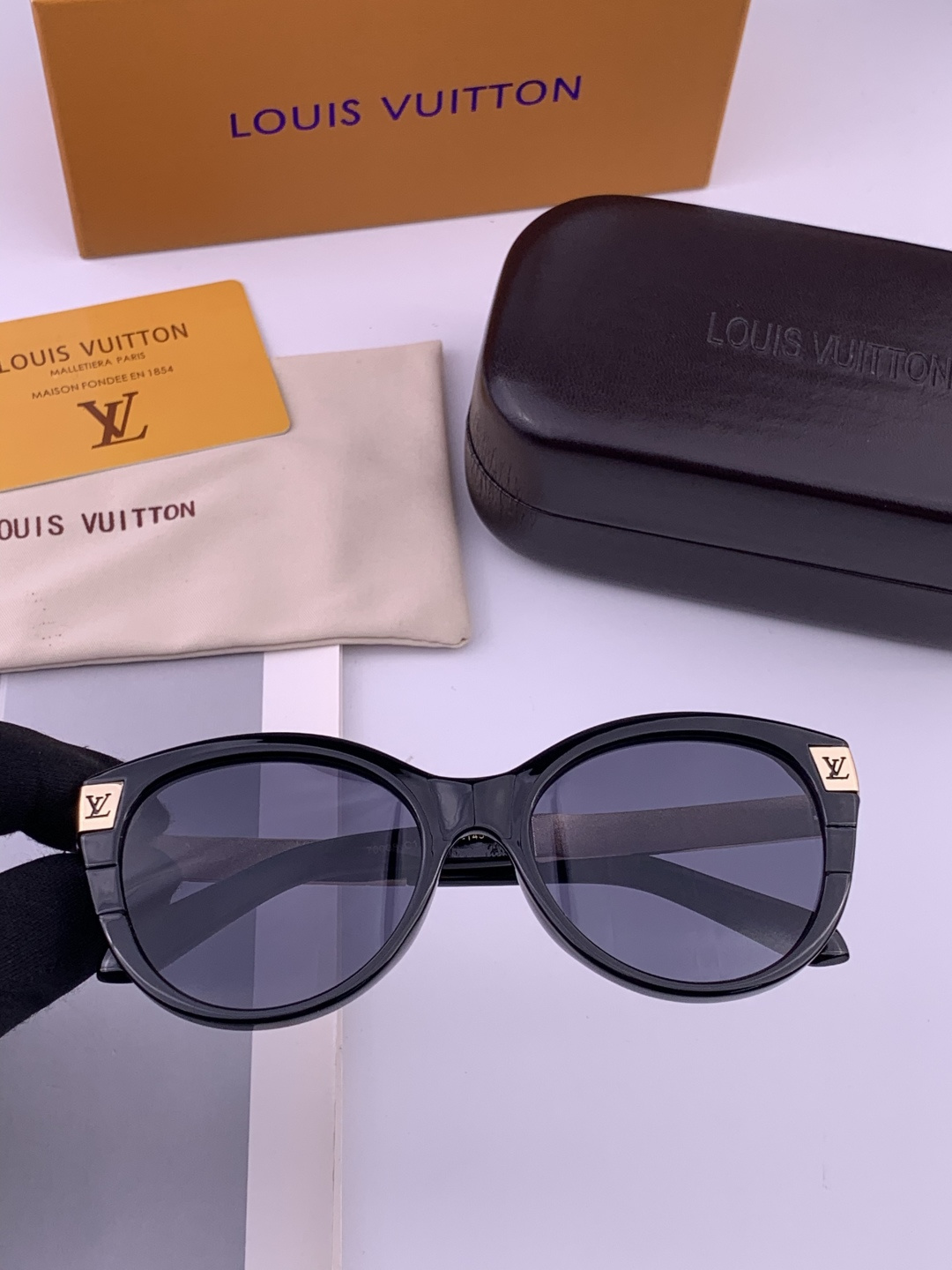 🔺LV🔻早春新款，众多明星同款[色]LV‼️‼️新款大框墨镜 ，🌈🌈宝丽来超清太阳镜🔝🔝型号：L8700