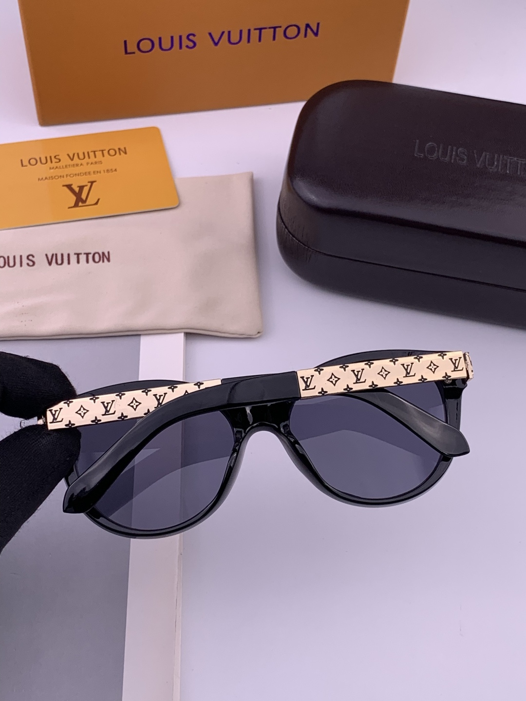 🔺LV🔻早春新款，众多明星同款[色]LV‼️‼️新款大框墨镜 ，🌈🌈宝丽来超清太阳镜🔝🔝型号：L8700