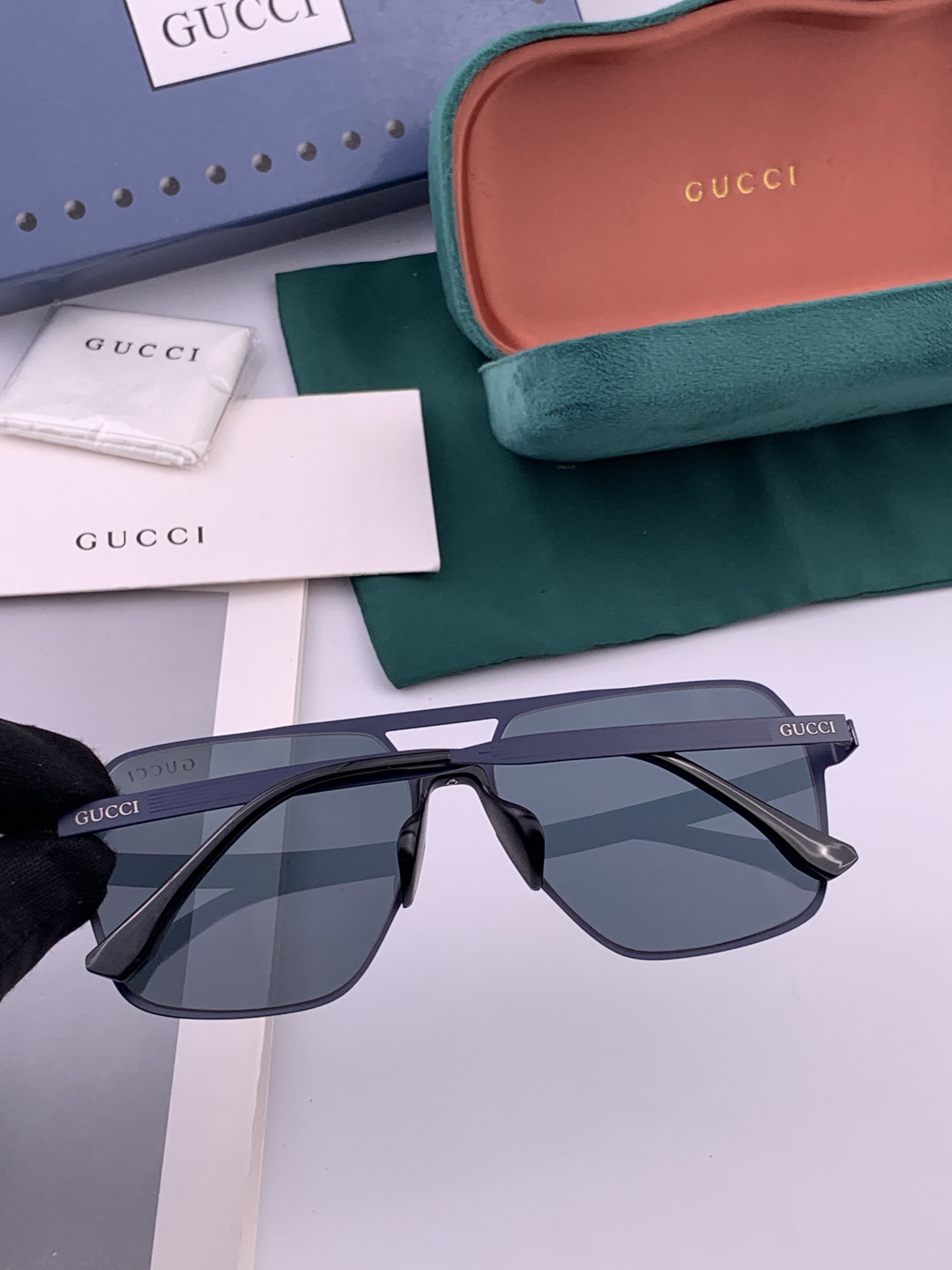 Gucci 男款炫彩飞行员偏光太阳镜 ❤️材质：高清尼龙加厚卡槽高清偏光镜片 🌹无边框镜架💕颜👍型号：G