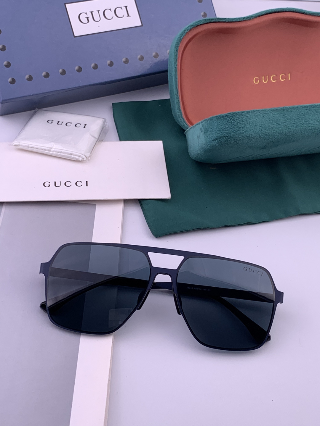 Gucci 男款炫彩飞行员偏光太阳镜 ❤️材质：高清尼龙加厚卡槽高清偏光镜片 🌹无边框镜架💕颜👍型号：G