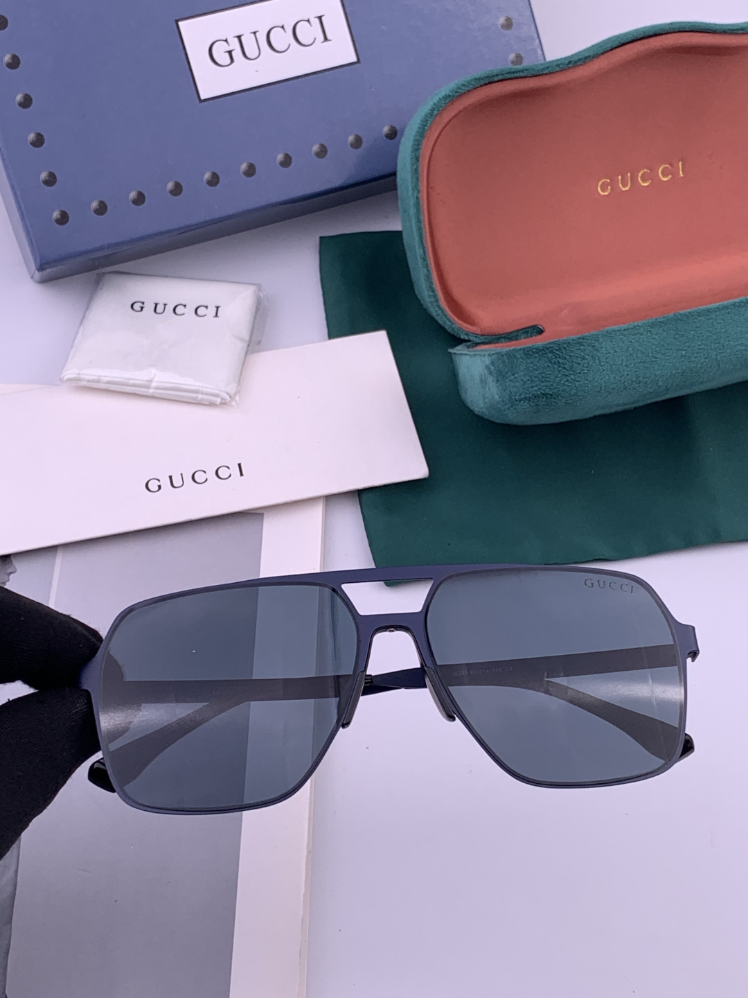 Gucci 男款炫彩飞行员偏光太阳镜 ❤️材质：高清尼龙加厚卡槽高清偏光镜片 🌹无边框镜架💕颜👍型号：G