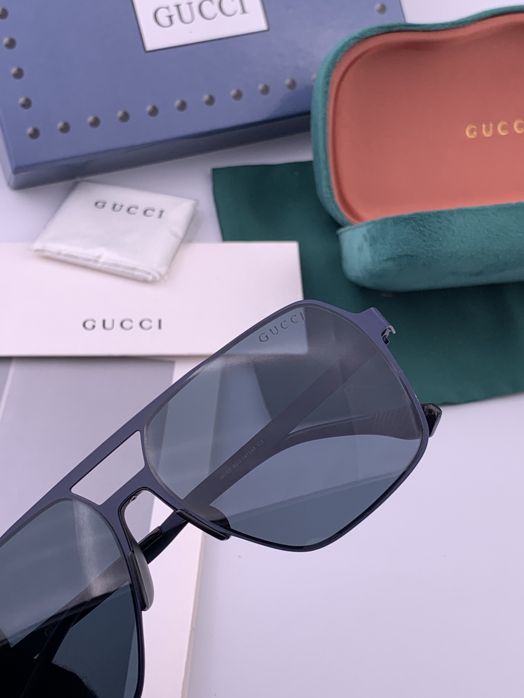 Gucci 男款炫彩飞行员偏光太阳镜 ❤️材质：高清尼龙加厚卡槽高清偏光镜片 🌹无边框镜架💕颜👍型号：G