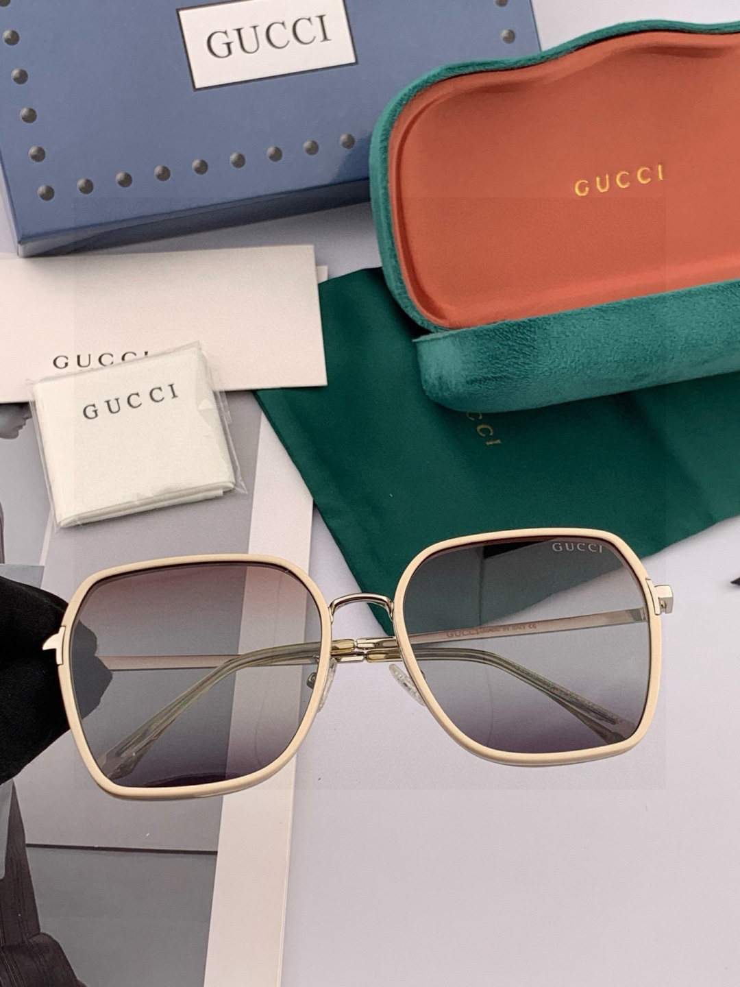 GUCCI 开春新款 最新款方框太阳镜 各路网红纷纷带起气场满分‼️ 俏皮甜美.上脸效果更佳.金属质感超