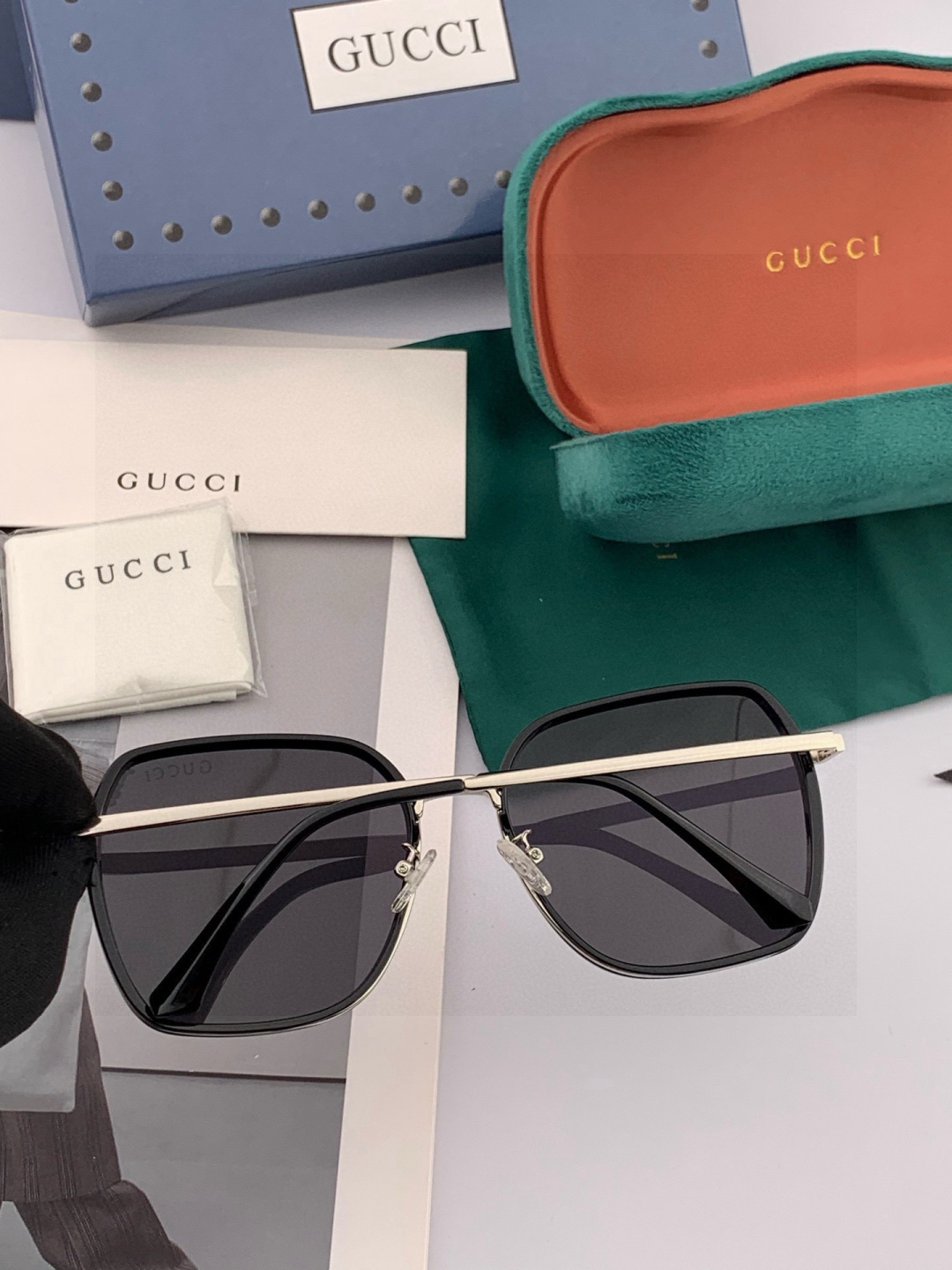 GUCCI 开春新款 最新款方框太阳镜 各路网红纷纷带起气场满分‼️ 俏皮甜美.上脸效果更佳.金属质感超