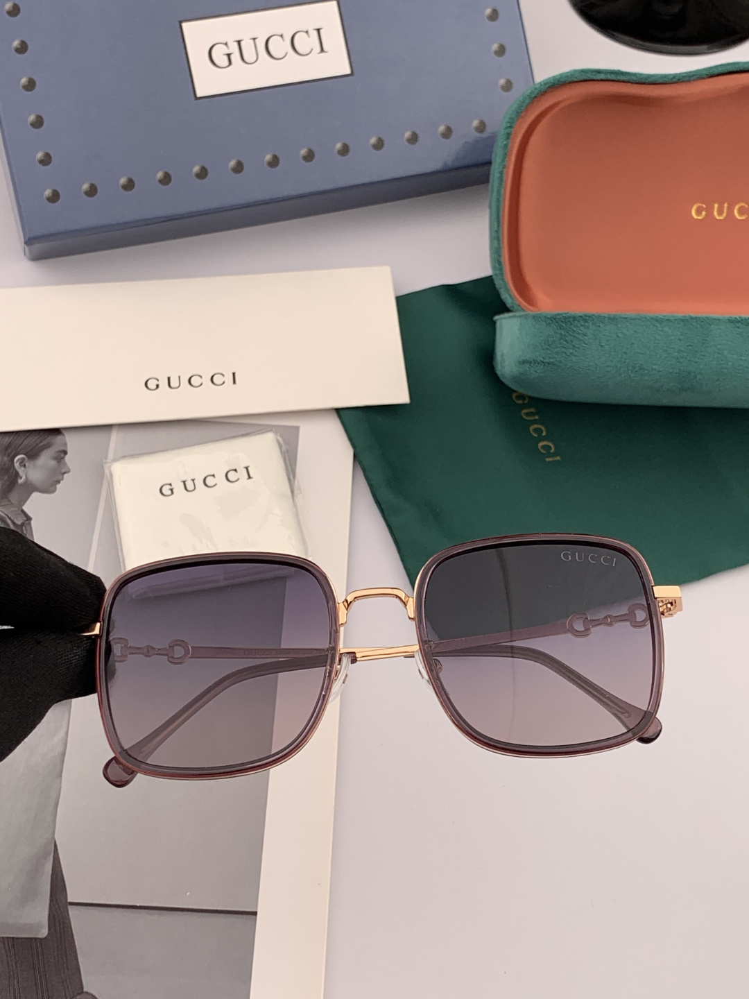 Gucci墨镜 新款 。 方框设计再优雅的同时还能在视觉上修饰脸型，敲显脸小，不挑脸型 复古的马衔扣配上