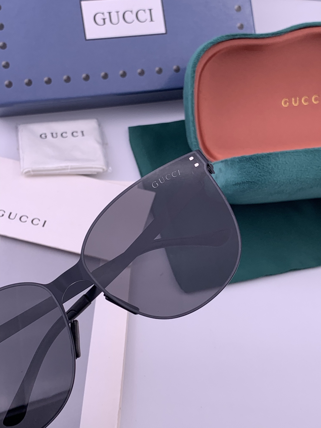 ♦️ GUCCI 新款男女情侣款太阳镜iP电镀永不褪色 超轻超有弹性整幅眼镜无螺丝重要的是压不坏 高清尼
