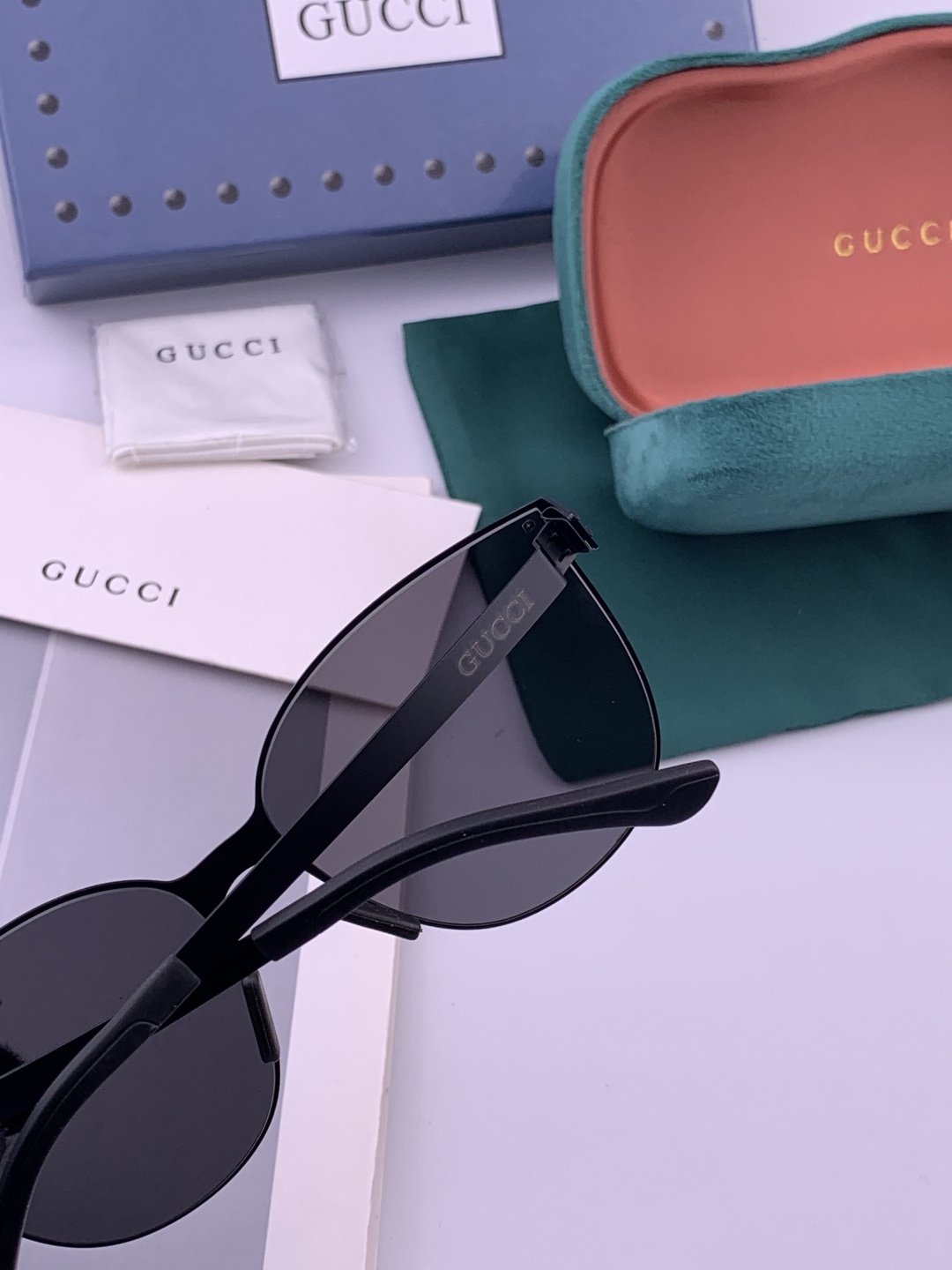 ♦️ GUCCI 新款男女情侣款太阳镜iP电镀永不褪色 超轻超有弹性整幅眼镜无螺丝重要的是压不坏 高清尼