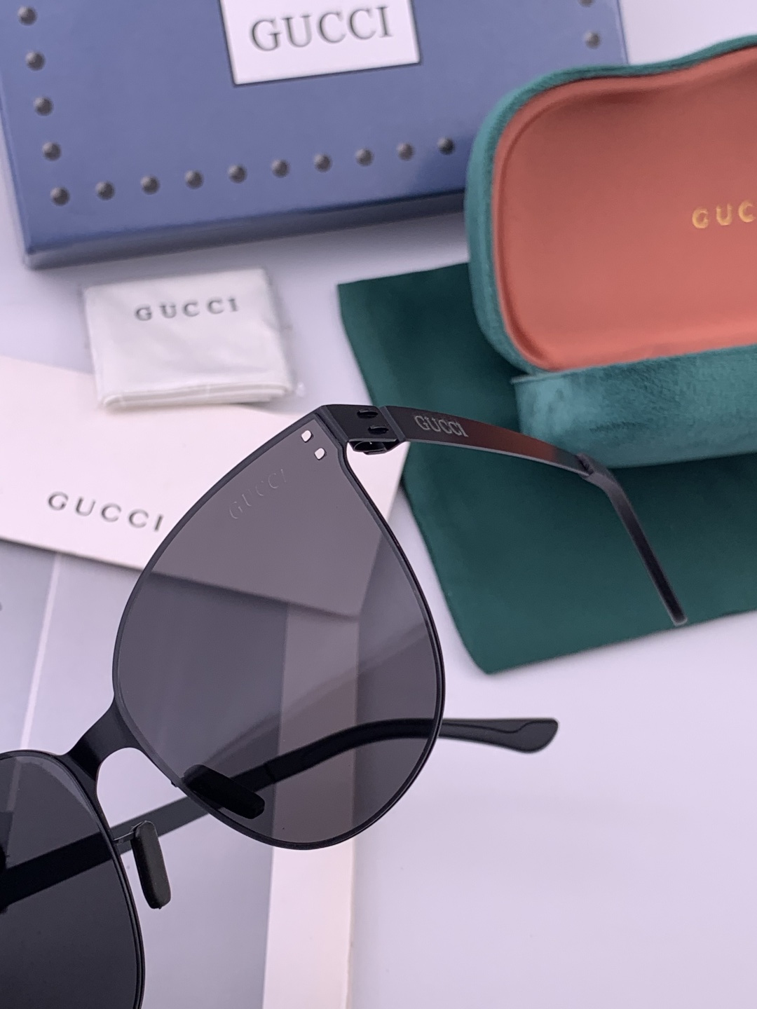 ♦️ GUCCI 新款男女情侣款太阳镜iP电镀永不褪色 超轻超有弹性整幅眼镜无螺丝重要的是压不坏 高清尼