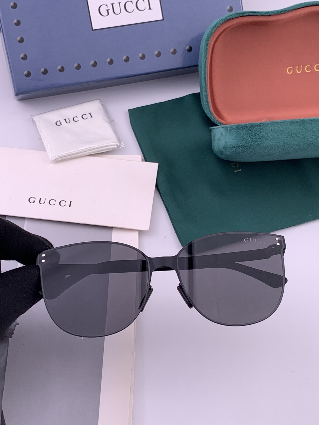 ♦️ GUCCI 新款男女情侣款太阳镜iP电镀永不褪色 超轻超有弹性整幅眼镜无螺丝重要的是压不坏 高清尼