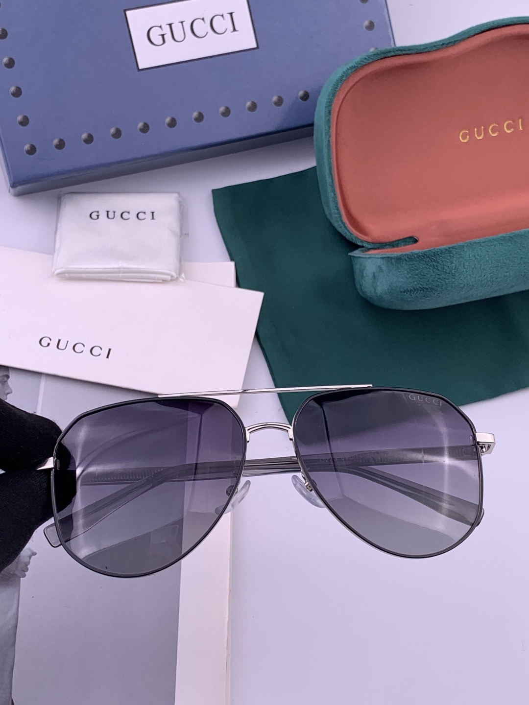 Gucci 。 高品质男女款墨镜 👍 进口宝丽来偏光镜片 。蛤蟆镜 开车钓鱼都可 。百搭显瘦墨镜韩版男士