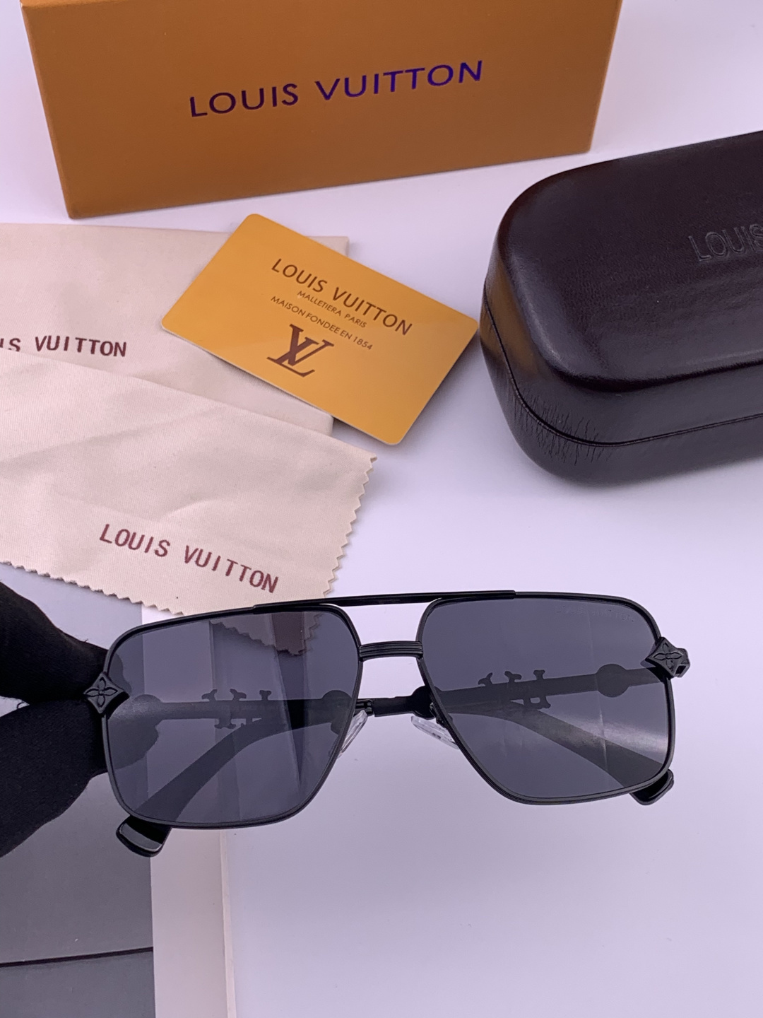 LV。高品质男女款”太阳镜。 开车钓鱼都可。百搭显瘦墨镜韩版男士飞行员大框司机开车防紫外线太阳镜，型号：