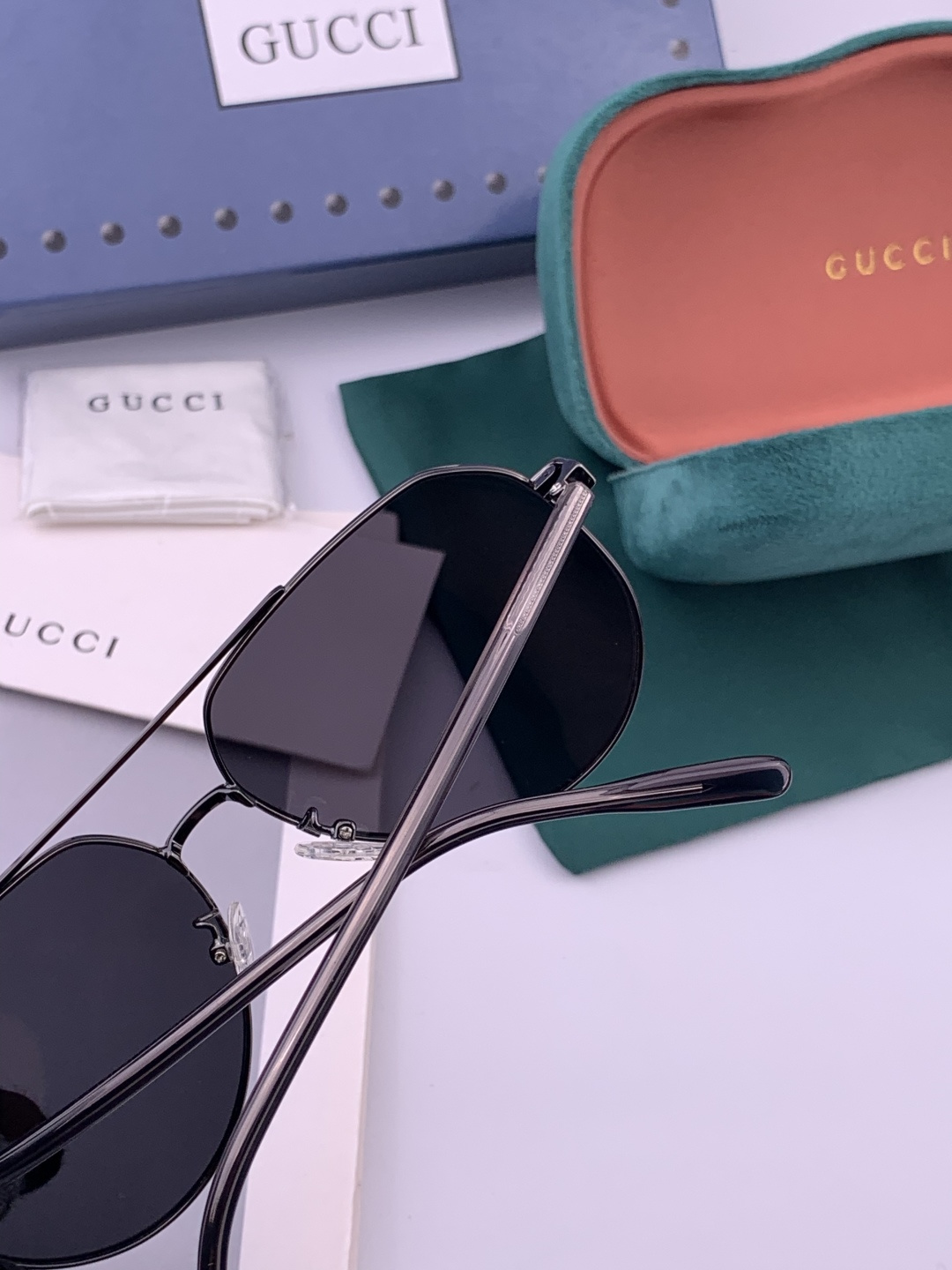 Gucci 。 高品质男女款墨镜 👍 进口宝丽来偏光镜片 。蛤蟆镜 开车钓鱼都可 。百搭显瘦墨镜韩版男士