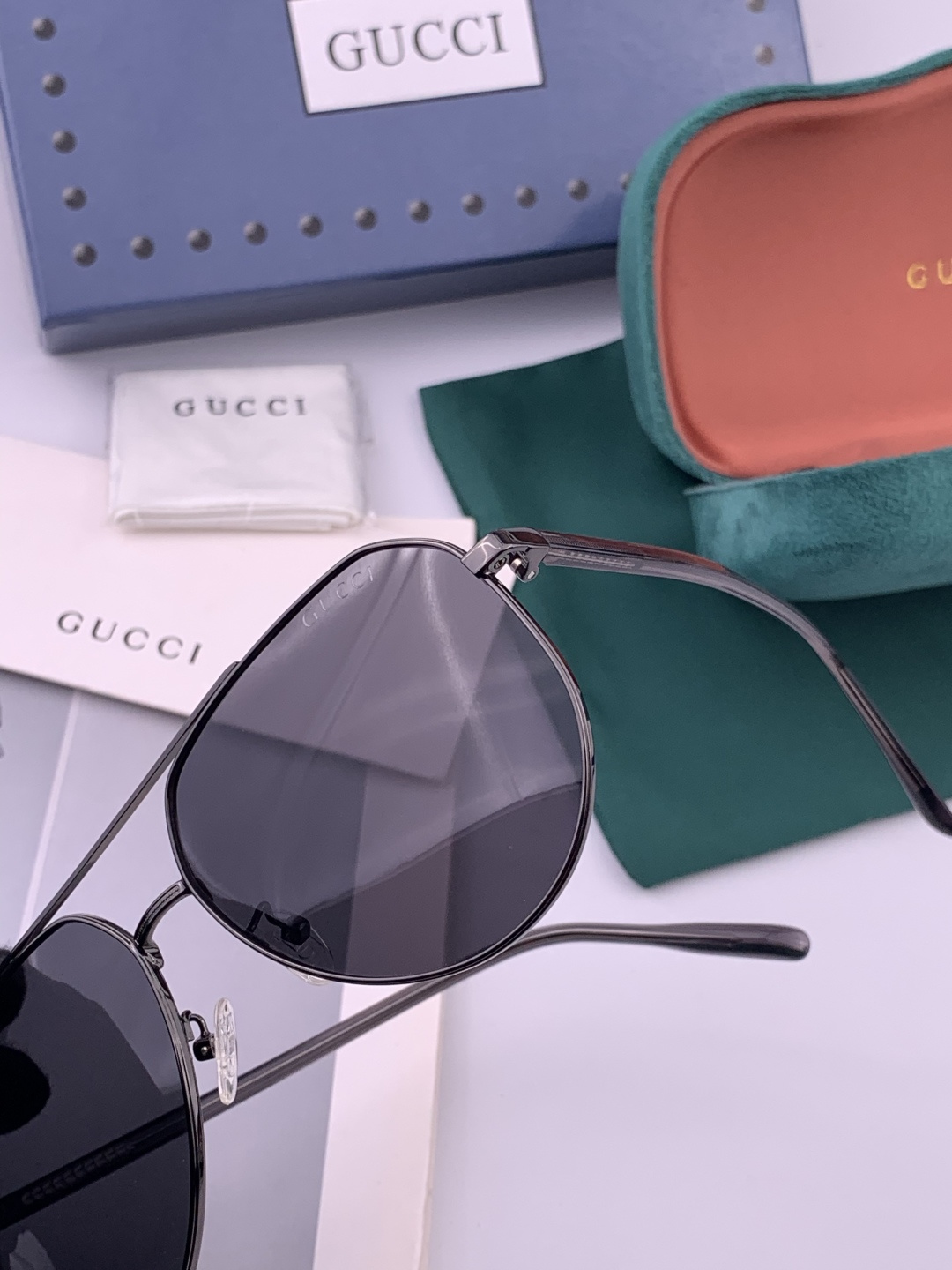 Gucci 。 高品质男女款墨镜 👍 进口宝丽来偏光镜片 。蛤蟆镜 开车钓鱼都可 。百搭显瘦墨镜韩版男士