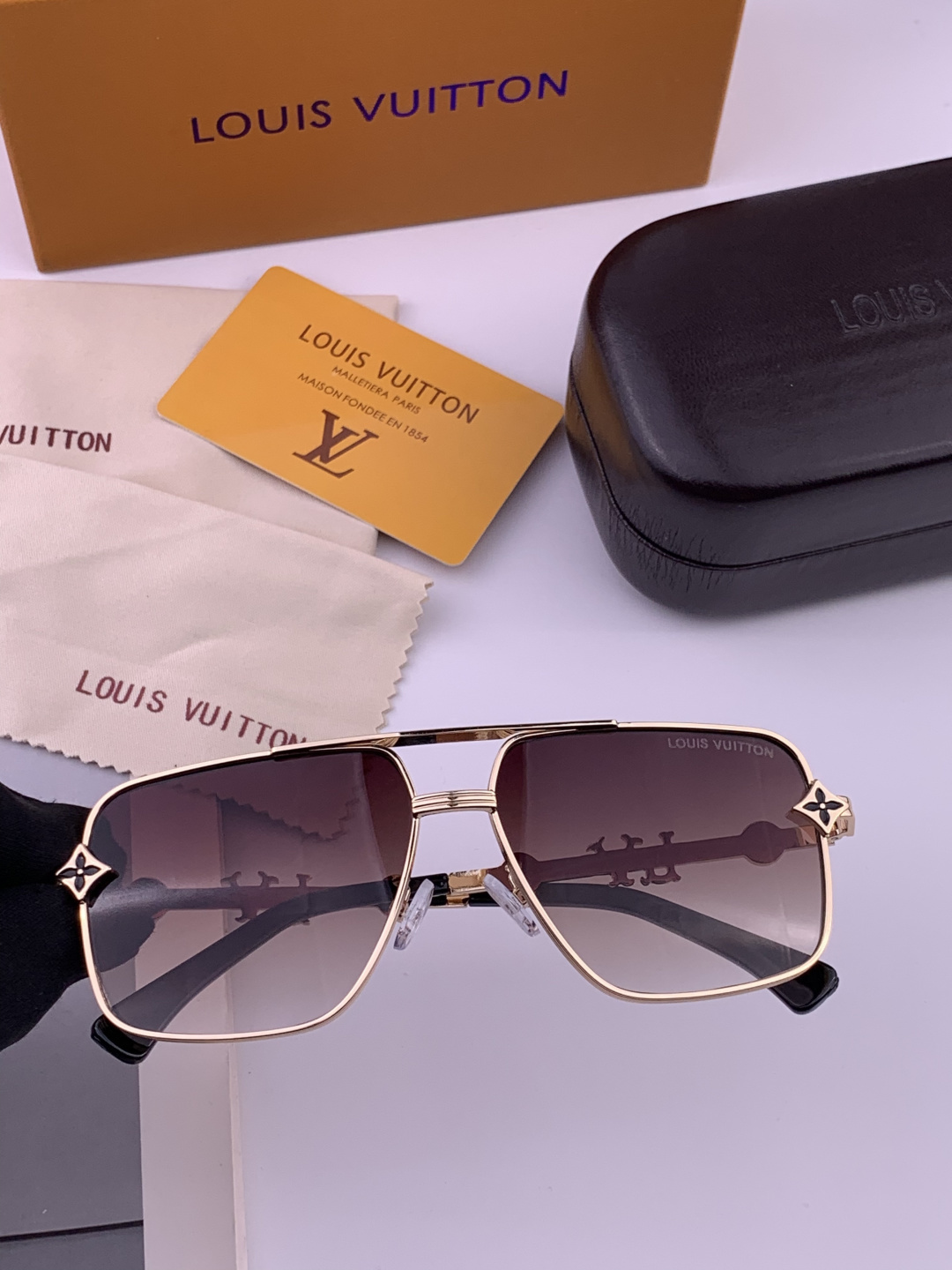 LV。高品质男女款”太阳镜。 开车钓鱼都可。百搭显瘦墨镜韩版男士飞行员大框司机开车防紫外线太阳镜，型号：