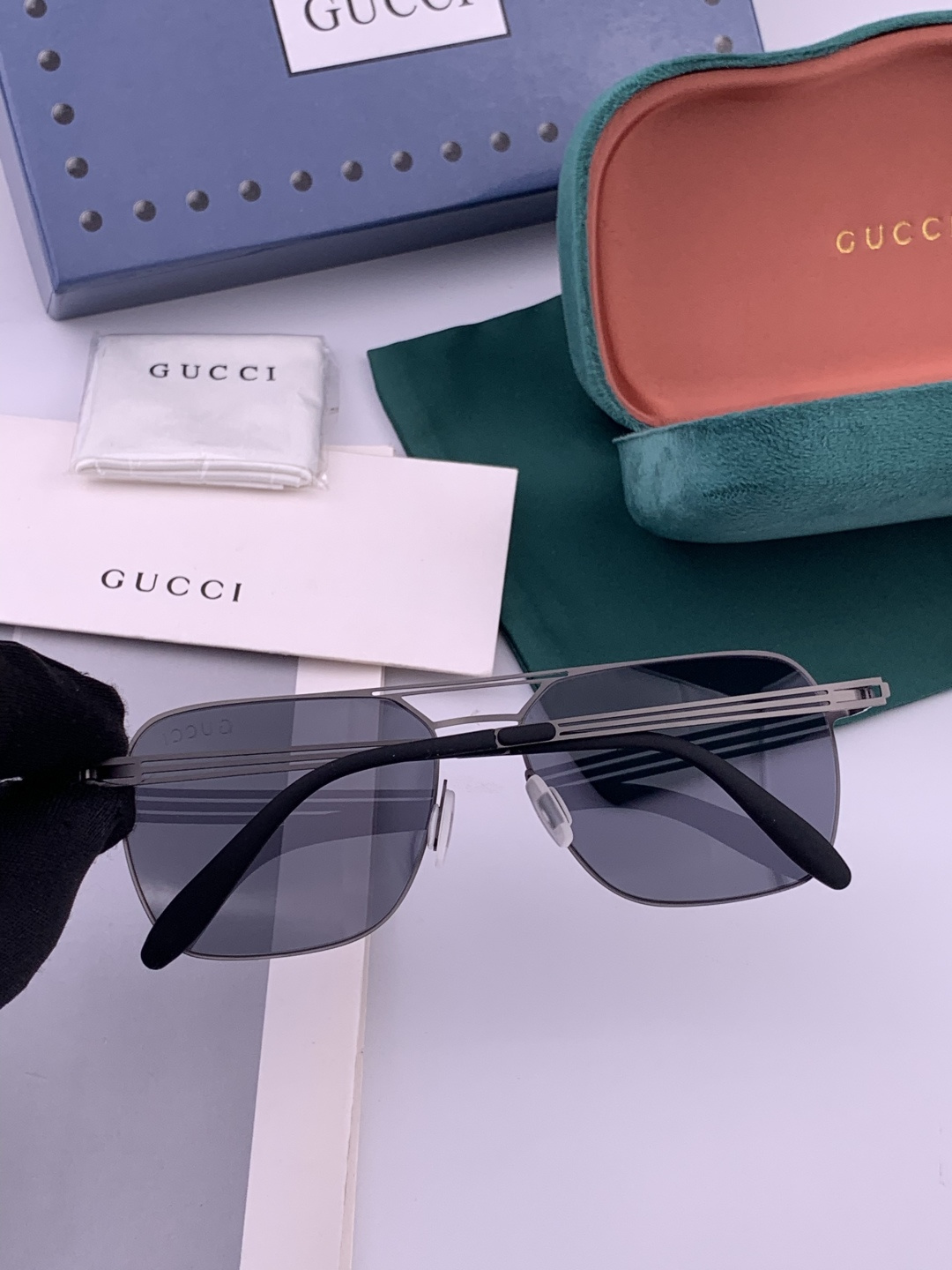 ♦️ GUCCI 新款男女情侣款太阳镜iP电镀永不褪色 超轻超有弹性整幅眼镜无螺丝重要的是压不坏 高清尼