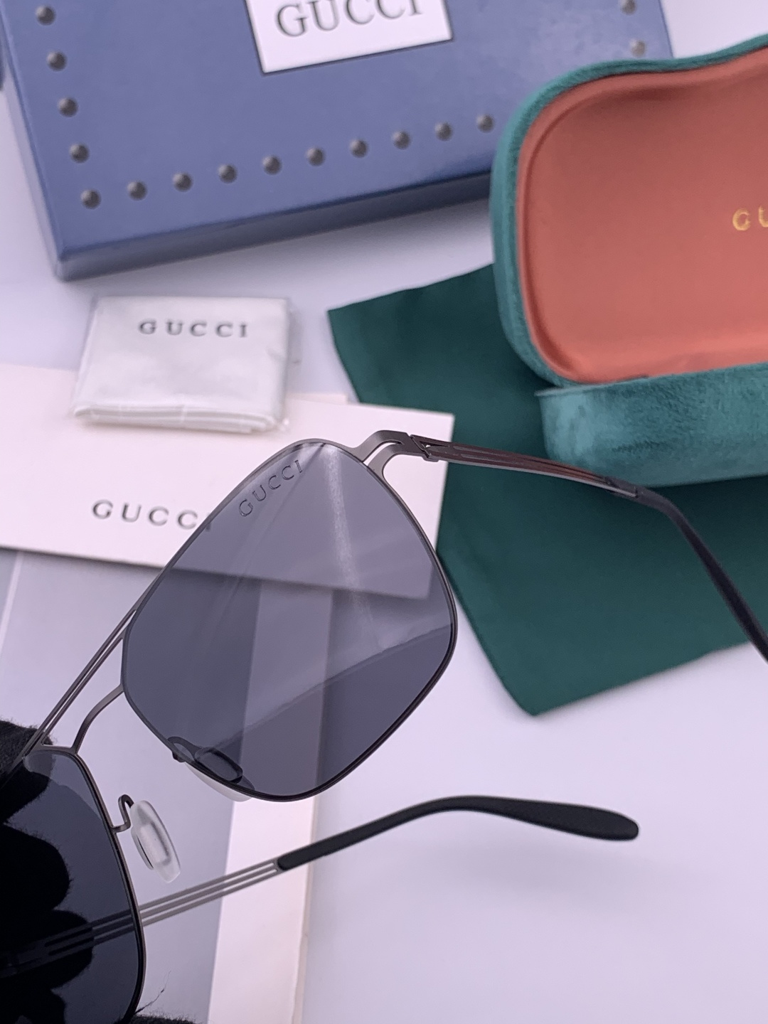 ♦️ GUCCI 新款男女情侣款太阳镜iP电镀永不褪色 超轻超有弹性整幅眼镜无螺丝重要的是压不坏 高清尼