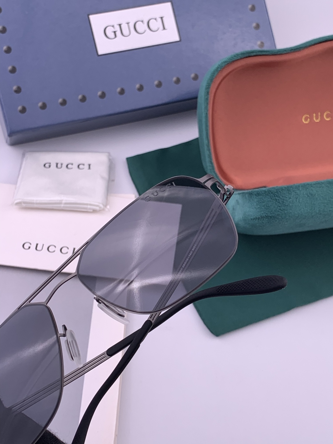 ♦️ GUCCI 新款男女情侣款太阳镜iP电镀永不褪色 超轻超有弹性整幅眼镜无螺丝重要的是压不坏 高清尼