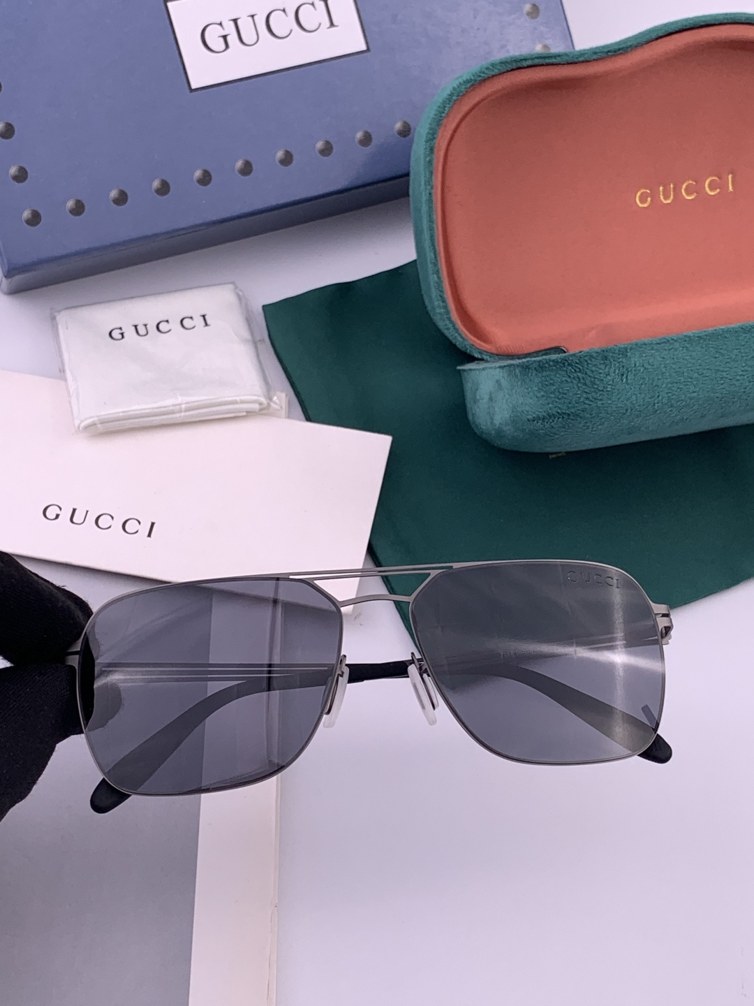 ♦️ GUCCI 新款男女情侣款太阳镜iP电镀永不褪色 超轻超有弹性整幅眼镜无螺丝重要的是压不坏 高清尼