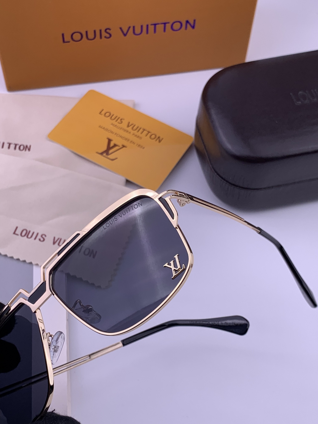 LV。高品质男女款”太阳镜。 开车钓鱼都可。百搭显瘦墨镜韩版男士飞行员大框司机开车防紫外线太阳镜，型号：