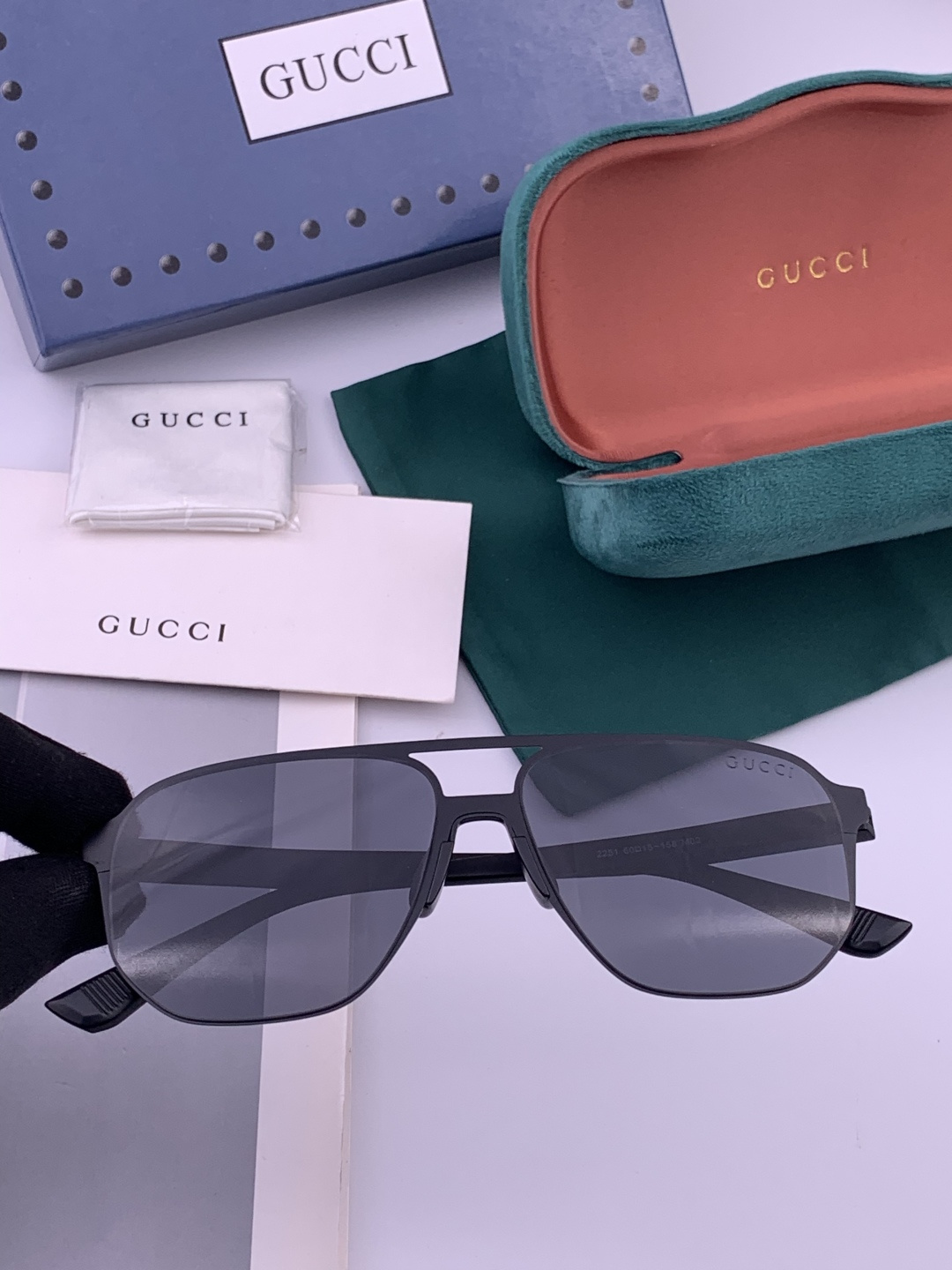 GUCCI 男款炫彩飞行员偏光太阳镜 ❤️材质：高清尼龙加厚卡槽高清偏光镜片 🌹无边框镜架💕颜👍型号：G