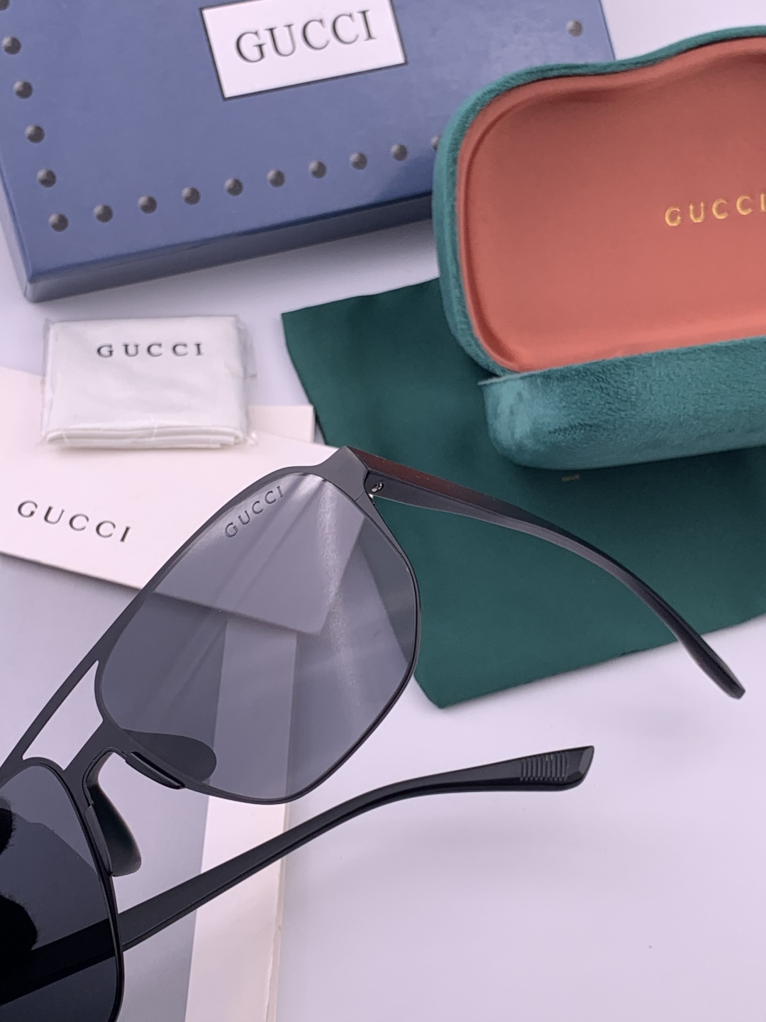 GUCCI 男款炫彩飞行员偏光太阳镜 ❤️材质：高清尼龙加厚卡槽高清偏光镜片 🌹无边框镜架💕颜👍型号：G