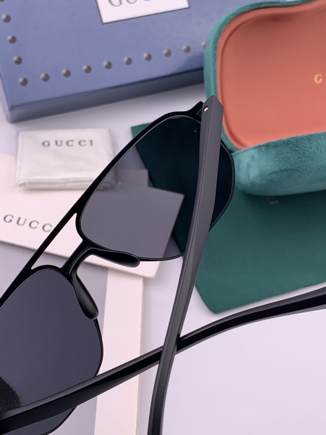 GUCCI 男款炫彩飞行员偏光太阳镜 ❤️材质：高清尼龙加厚卡槽高清偏光镜片 🌹无边框镜架💕颜👍型号：G