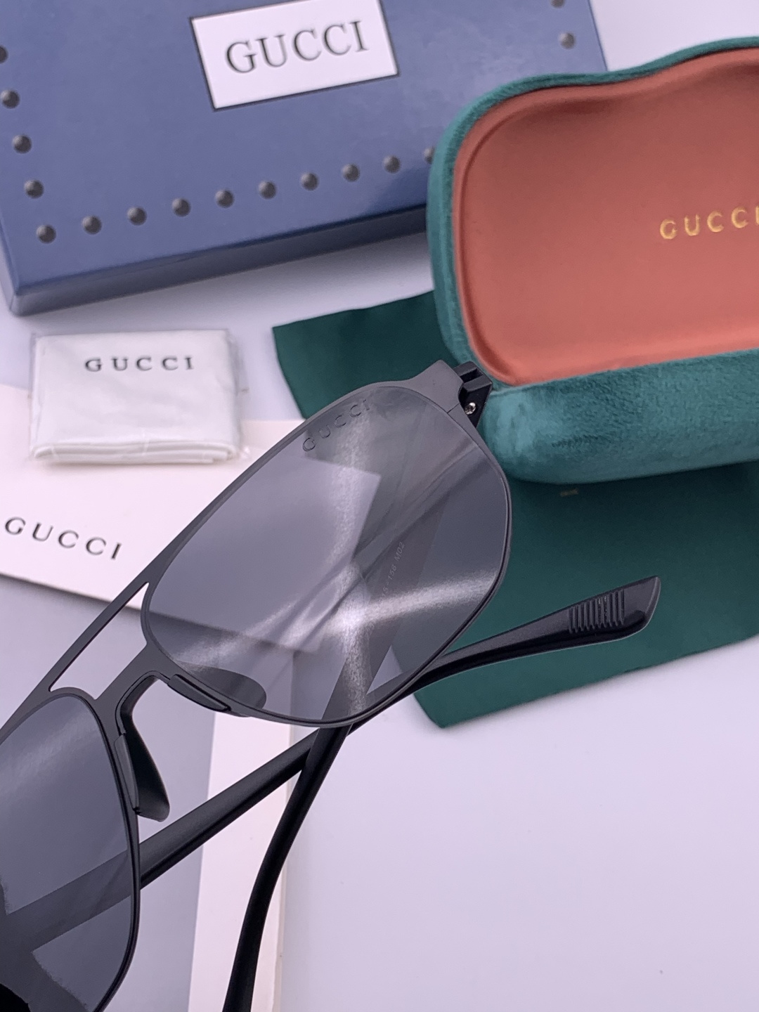 GUCCI 男款炫彩飞行员偏光太阳镜 ❤️材质：高清尼龙加厚卡槽高清偏光镜片 🌹无边框镜架💕颜👍型号：G