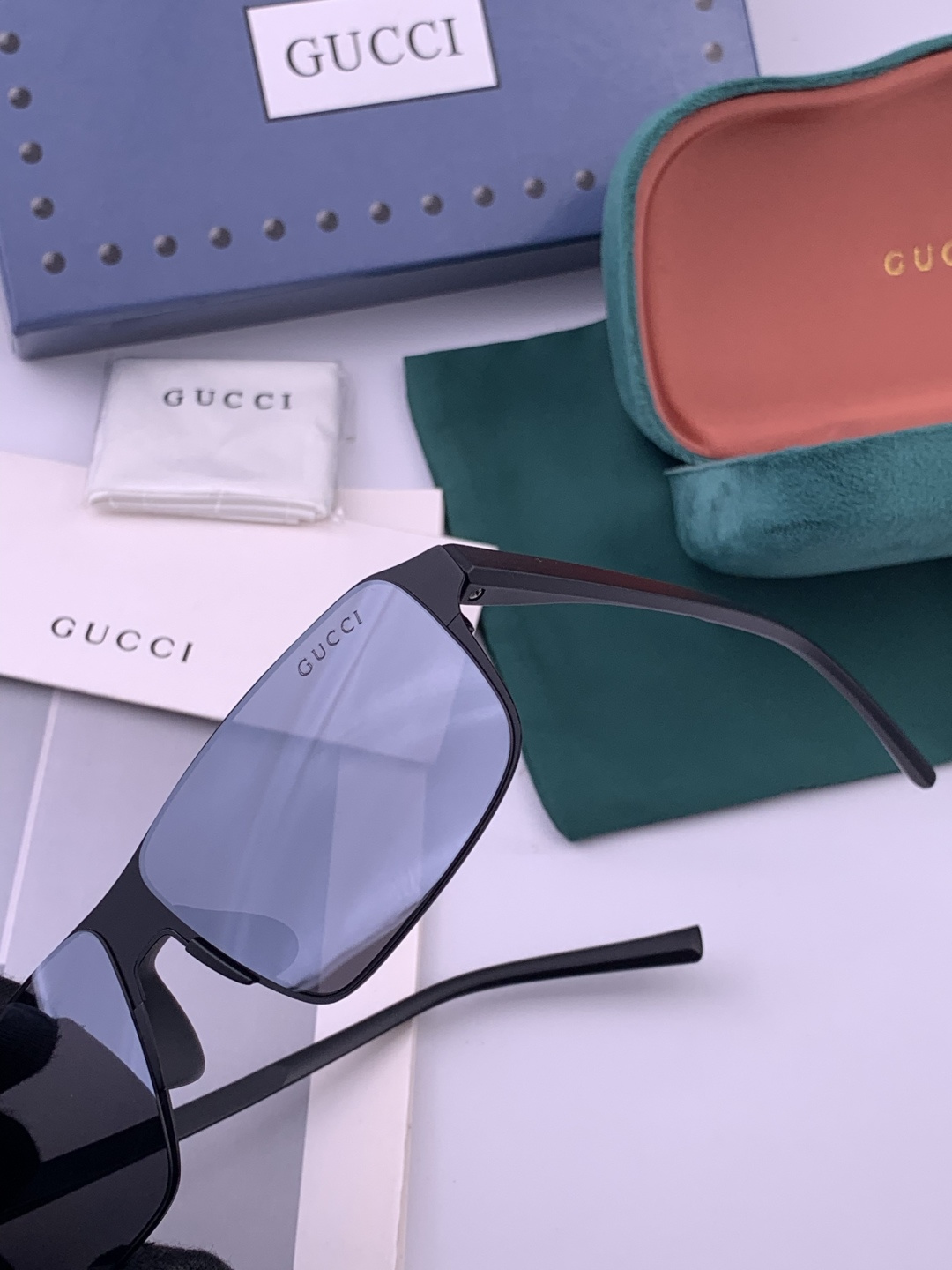 GUCCI 男款炫彩飞行员偏光太阳镜 ❤️材质：高清尼龙加厚卡槽高清偏光镜片 🌹无边框镜架💕颜👍型号：G