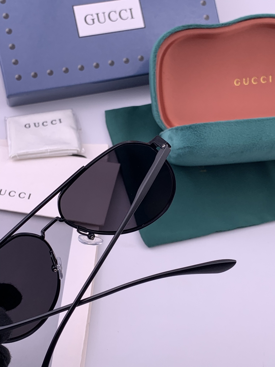 Gucci 。 高品质男女款墨镜 👍 进口宝丽来偏光镜片 。蛤蟆镜 开车钓鱼都可 。百搭显瘦墨镜韩版男士