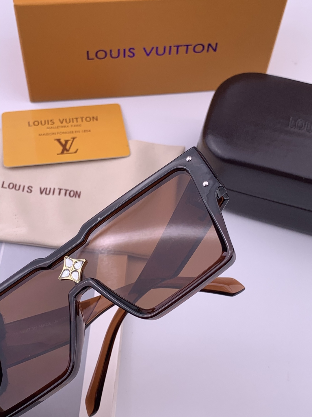 LV 新款女士方框太阳眼镜 开车墨镜 新款太阳镜 时尚大方 舒适轻盈 精致奢华 超轻 型号：L7600