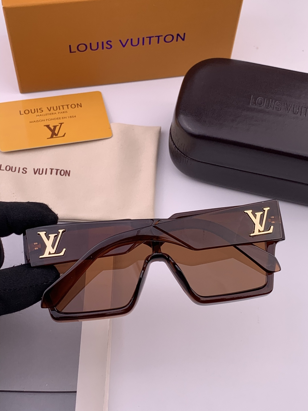 LV 新款女士方框太阳眼镜 开车墨镜 新款太阳镜 时尚大方 舒适轻盈 精致奢华 超轻 型号：L7600