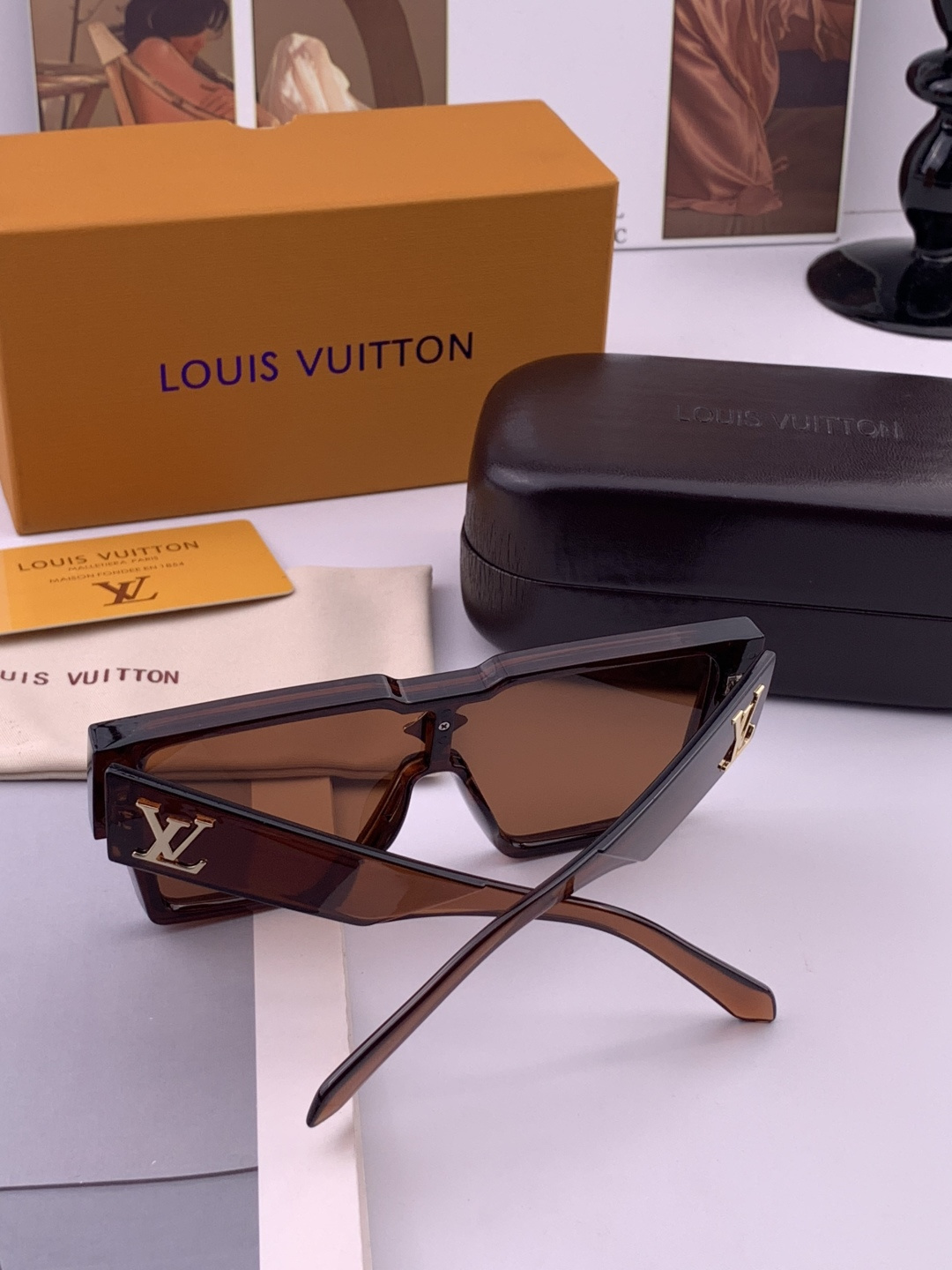 LV 新款女士方框太阳眼镜 开车墨镜 新款太阳镜 时尚大方 舒适轻盈 精致奢华 超轻 型号：L7600