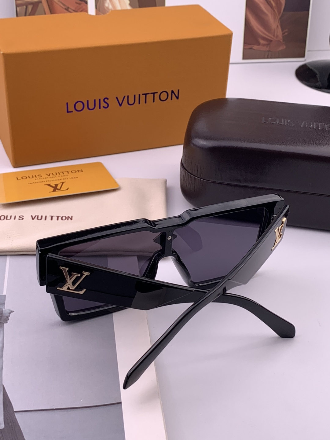 LV 新款女士方框太阳眼镜 开车墨镜 新款太阳镜 时尚大方 舒适轻盈 精致奢华 超轻 型号：L7600