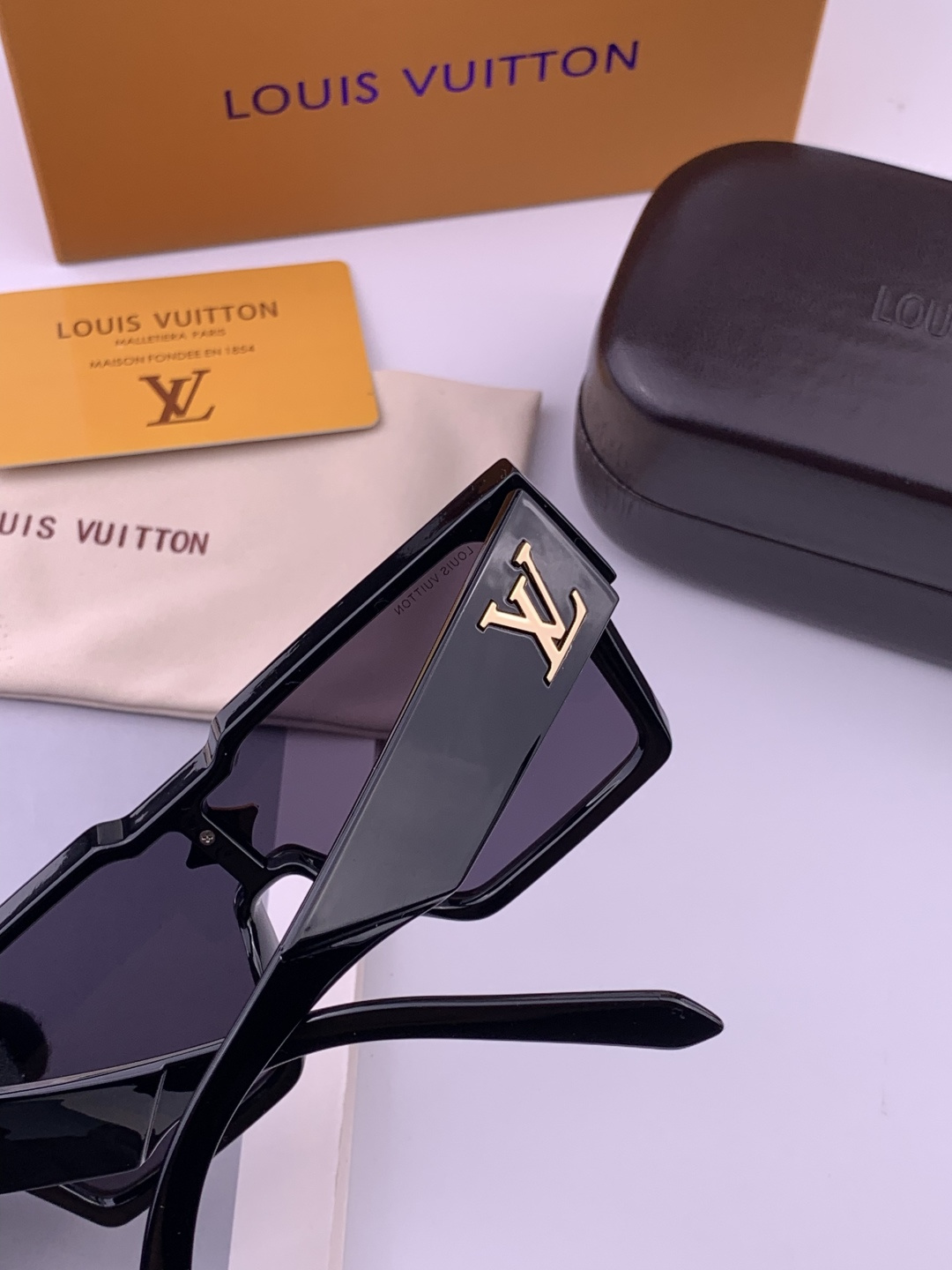 LV 新款女士方框太阳眼镜 开车墨镜 新款太阳镜 时尚大方 舒适轻盈 精致奢华 超轻 型号：L7600