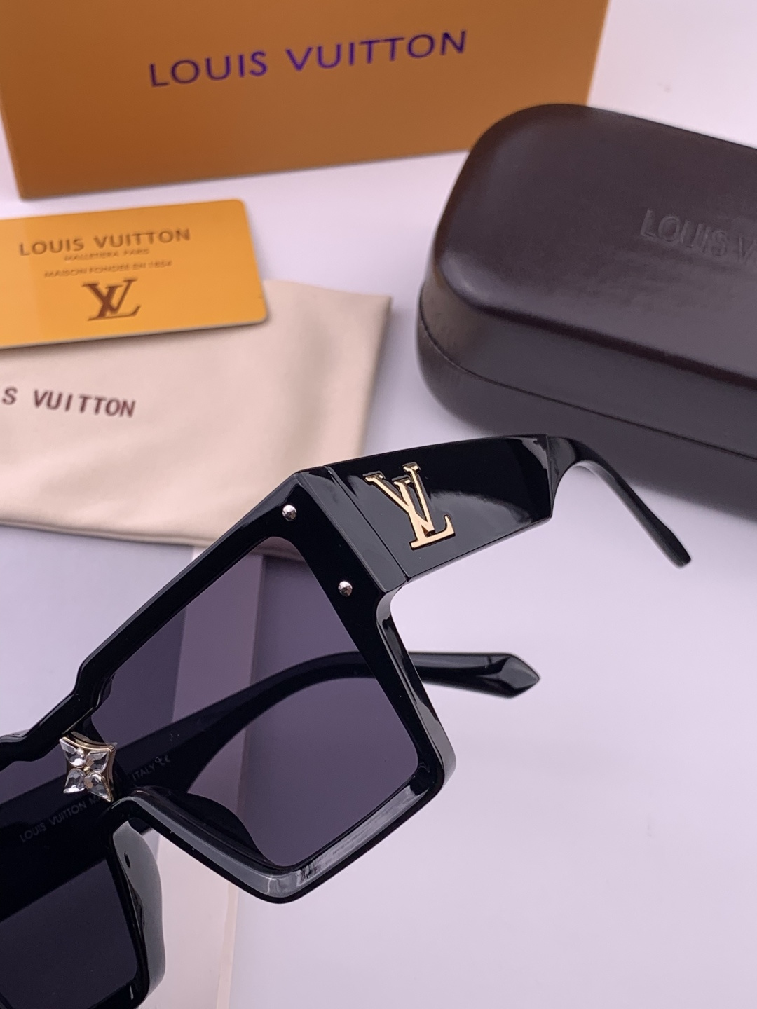 LV 新款女士方框太阳眼镜 开车墨镜 新款太阳镜 时尚大方 舒适轻盈 精致奢华 超轻 型号：L7600