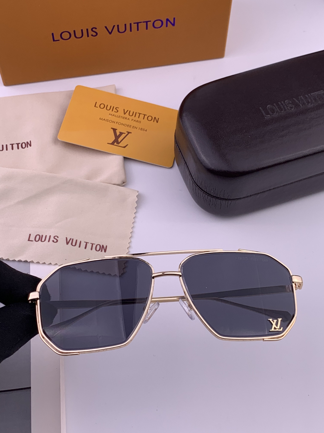 LV。高品质男女款”太阳镜。 开车钓鱼都可。百搭显瘦墨镜韩版男士飞行员大框司机开车防紫外线太阳镜，型号：
